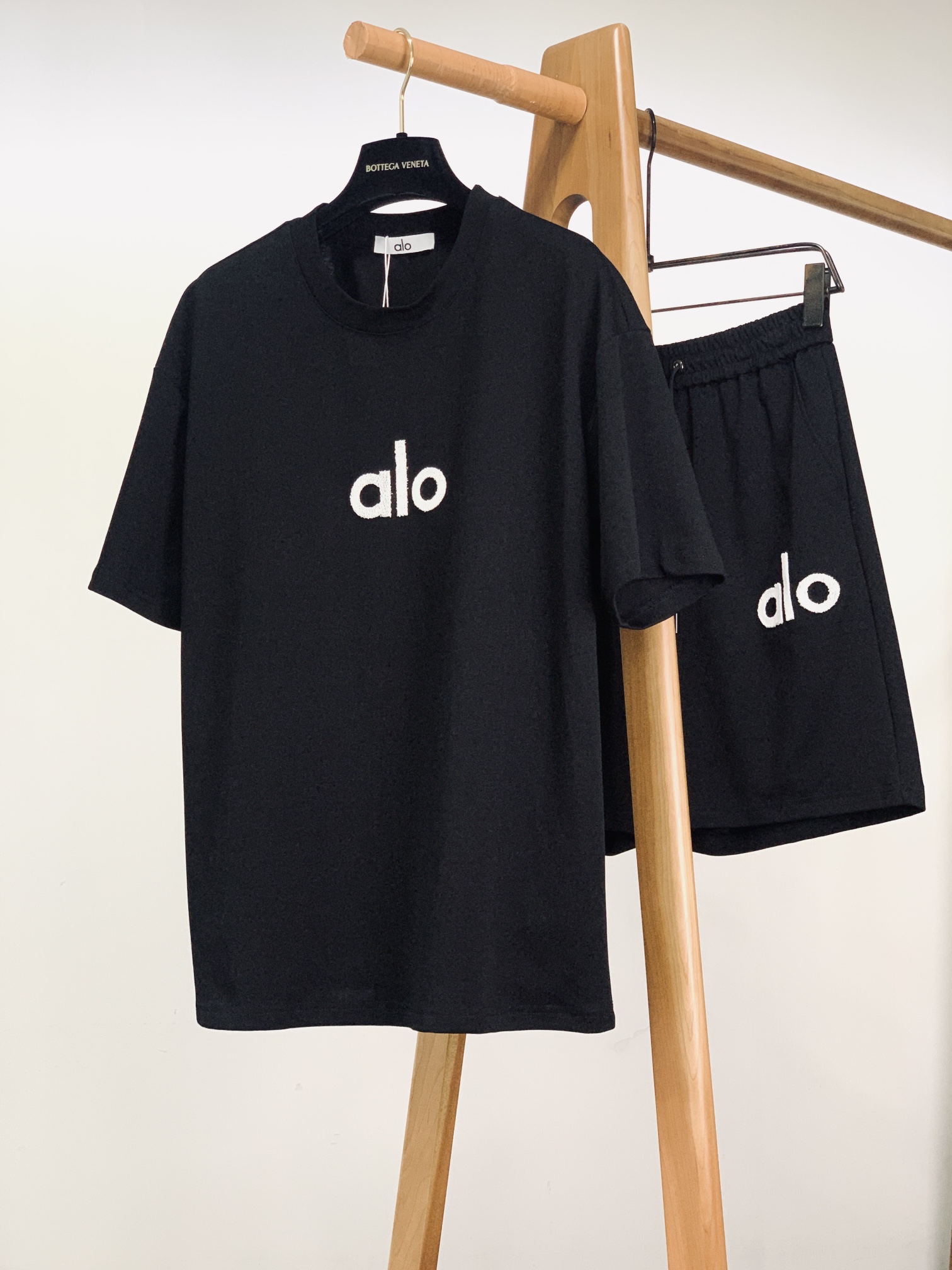 ALO Men's Black Brush Embroidered Logo Set - Comfortable & Breathable 2 i1750762790 9387 0