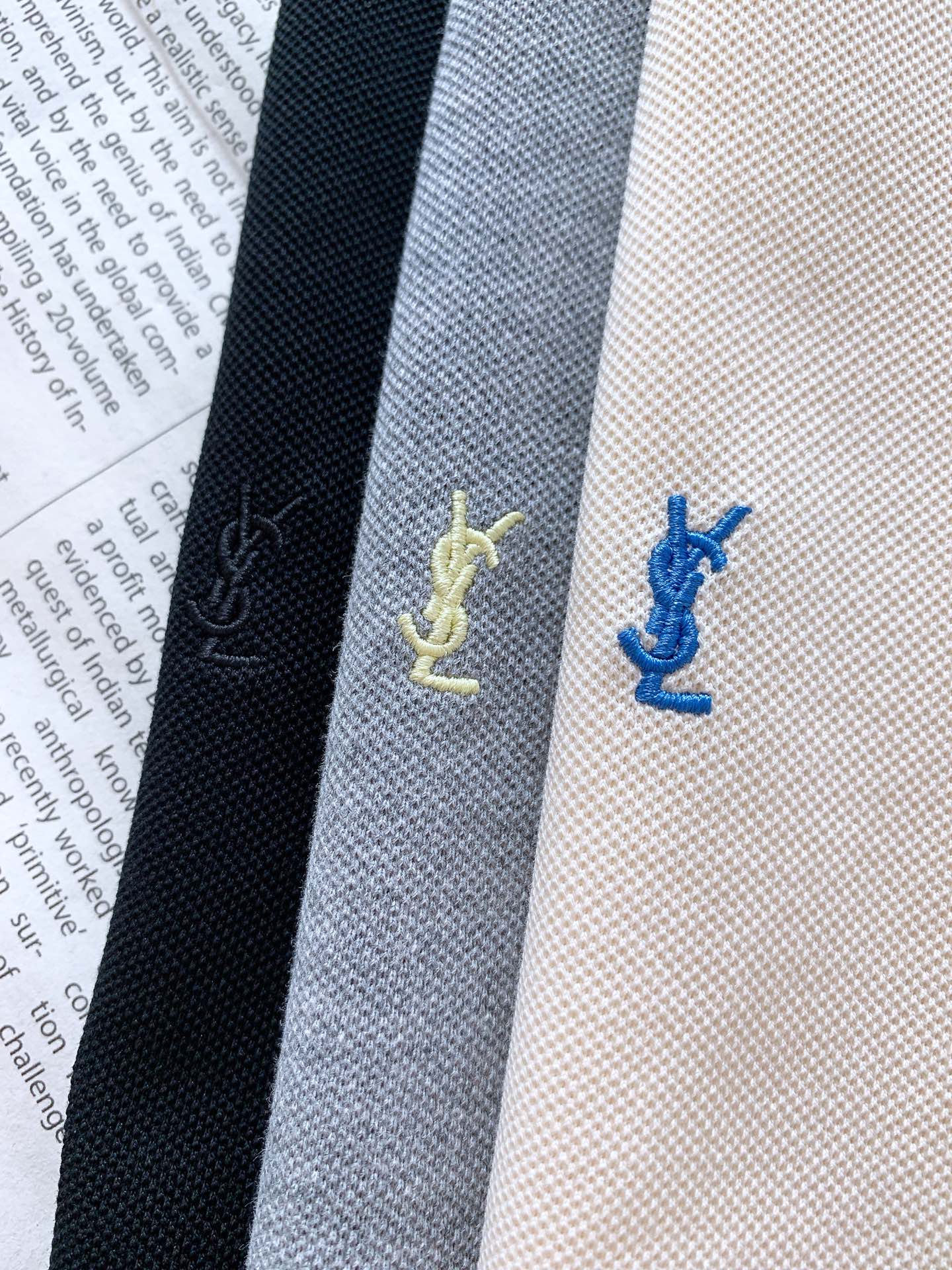 טי שירט לגבר מבית Yves Saint Laurent עם לוגו רקום - קולקציית אביב/קיץ 2025 10 i1750763594 2971 5