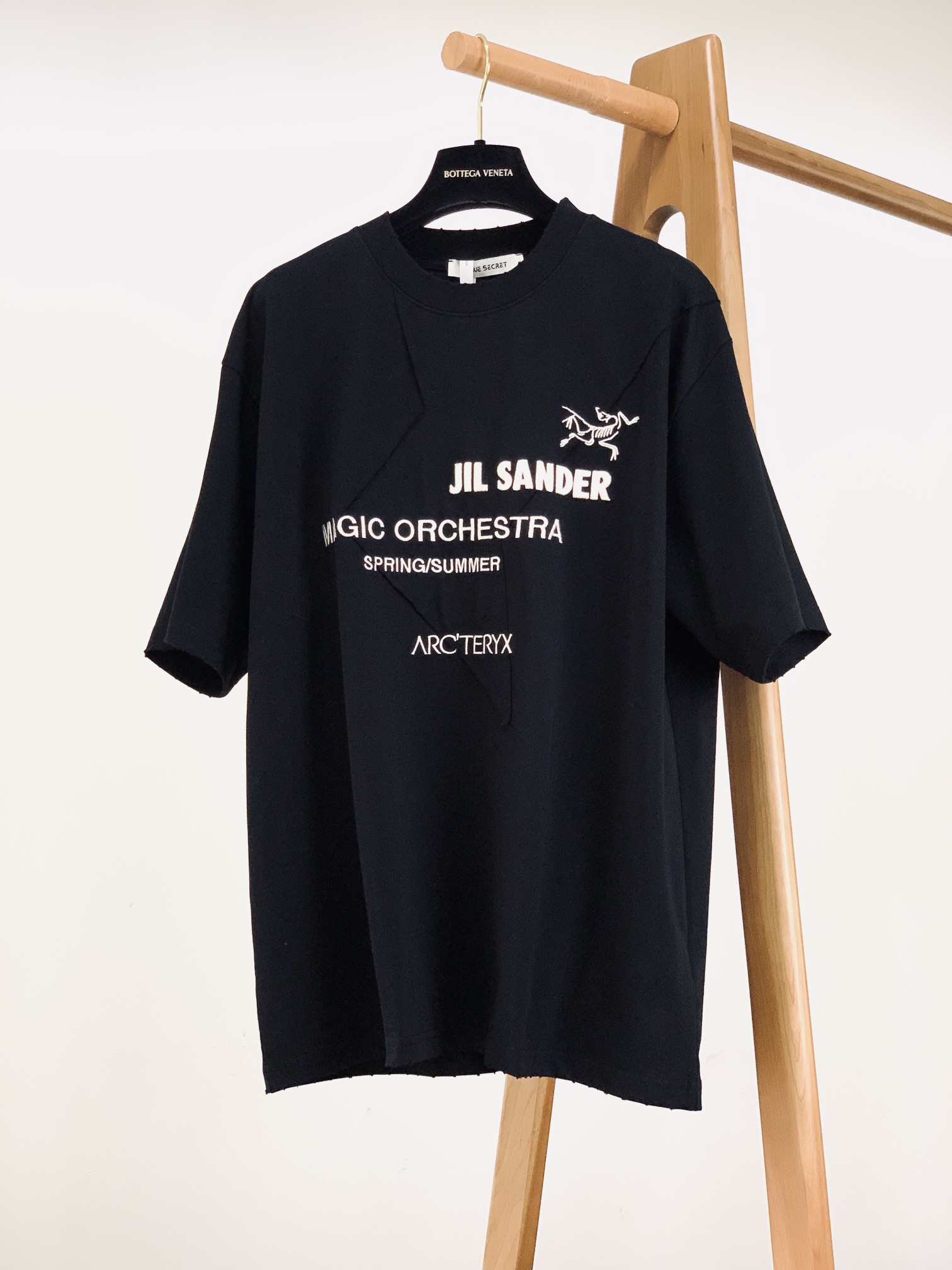 T-shirt Arcteryx x Jil Sander 2025SS, Broderie et Coupe Asymétrique