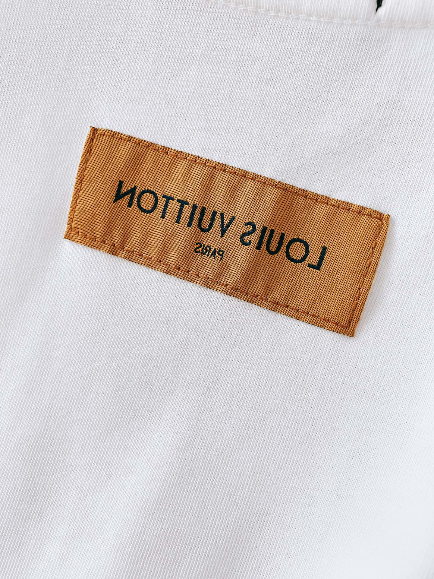 Louis Vuitton 2025SS Men's White T-Shirt with Embroidered Logo 8 i1750846334 3177 5