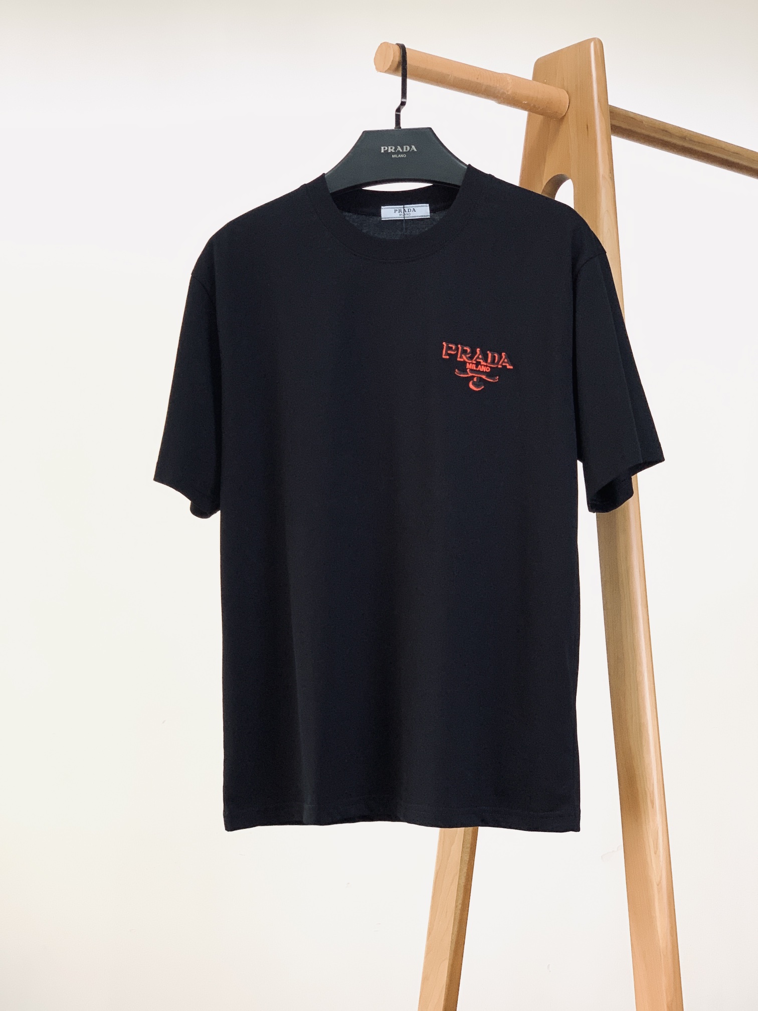 Prada 2025SS Men's Black T-Shirt with Embroidered Logo - Stylish & Comfortable 2 i1750846402 655 0