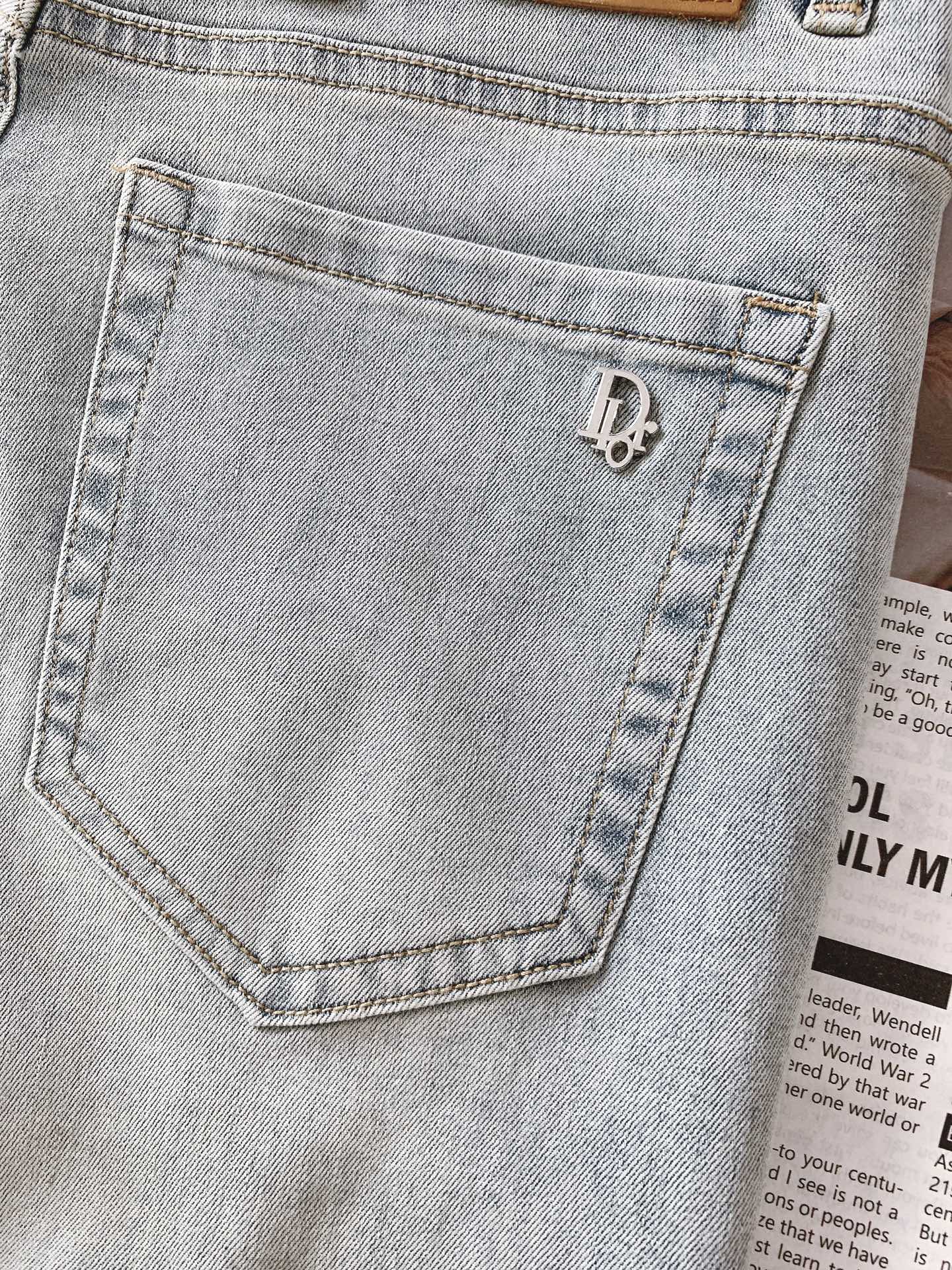 Dior Homme 2025SS Light Wash Denim Jeans Slim Fit - Stylish and Comfortable 9 i1750937184 2845 0