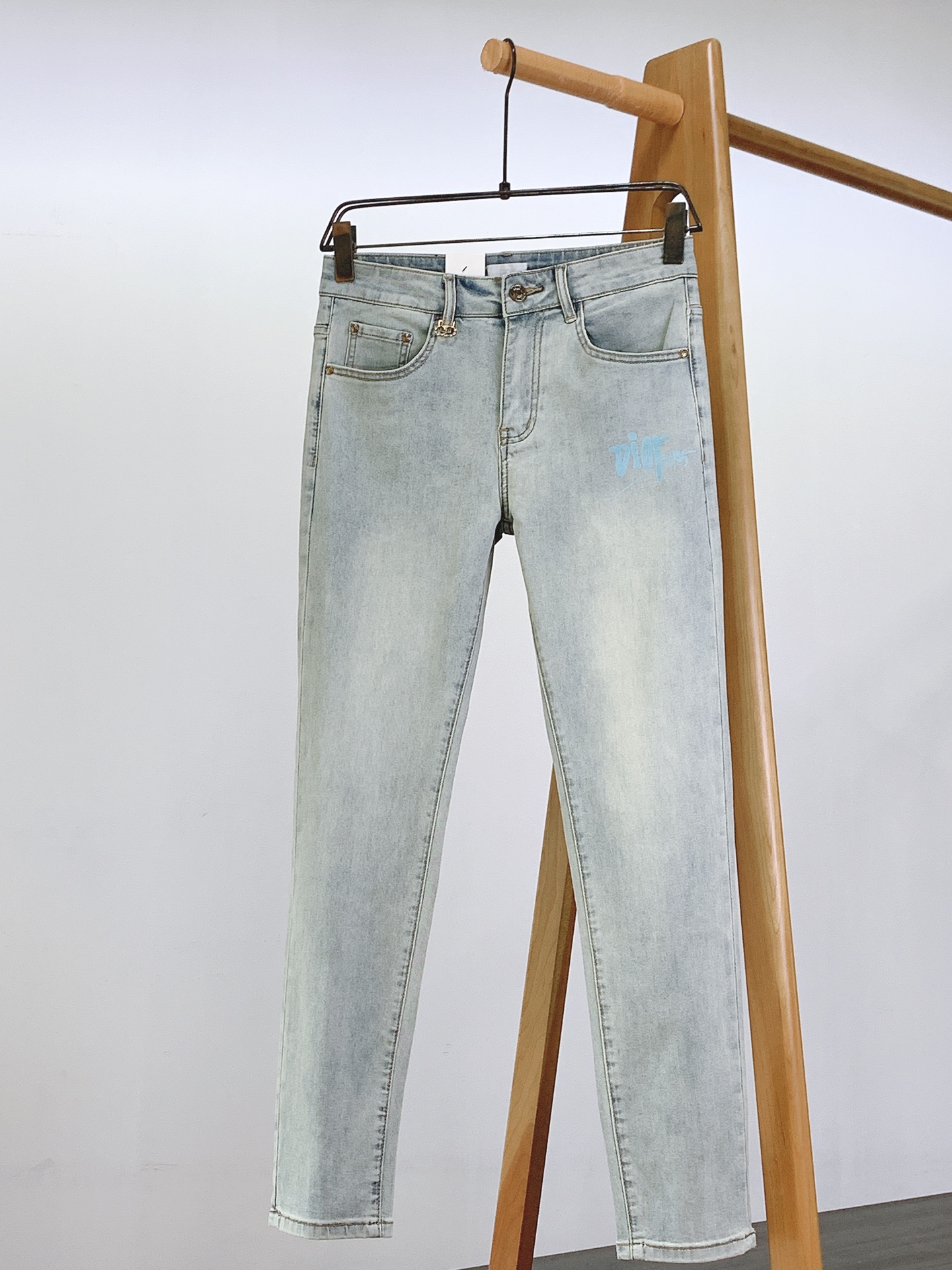Dior Homme 2025SS Light Wash Denim Jeans Slim Fit - Stylish and Comfortable 2 i1750937184 2957 0
