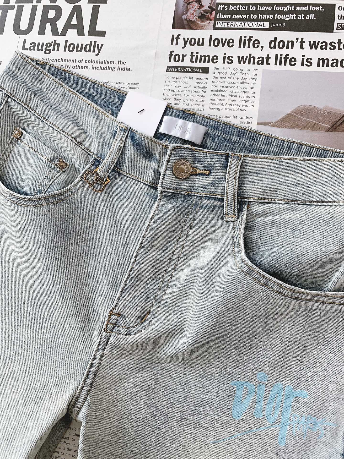 Dior Homme 2025SS Light Wash Denim Jeans Slim Fit - Stylish and Comfortable 4 i1750937184 7712 0