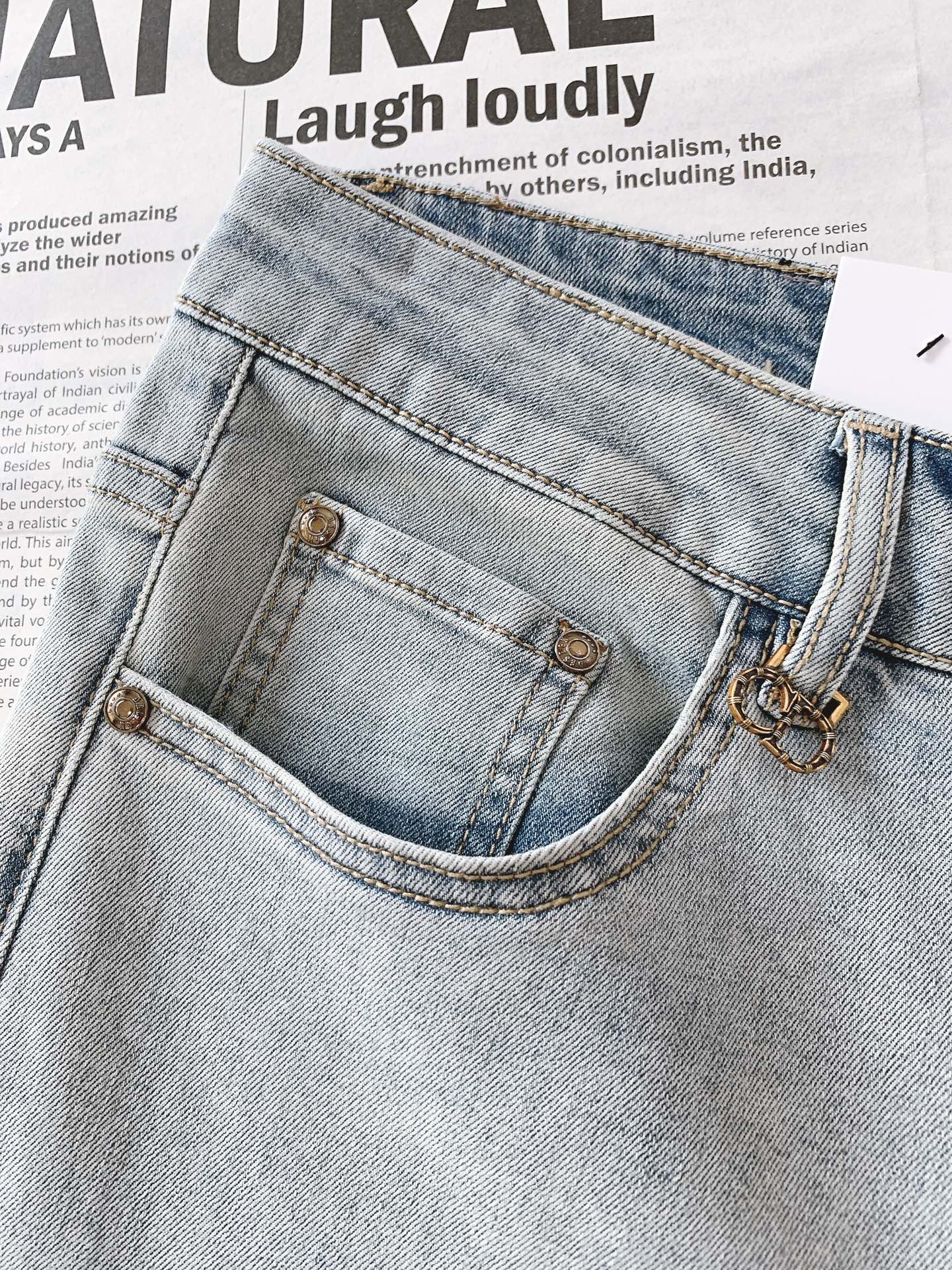 Dior Homme 2025SS Light Wash Denim Jeans Slim Fit - Stylish and Comfortable 5 i1750937184 8496 0