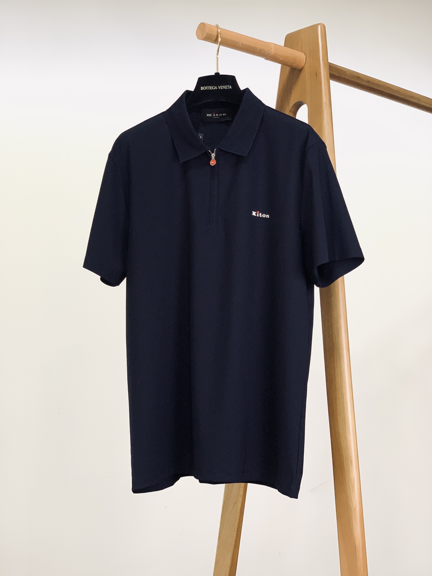 تيشيرت Kiton رجالي بياقة مطوية وأكمام قصيرة - تصميم عصري ومريح