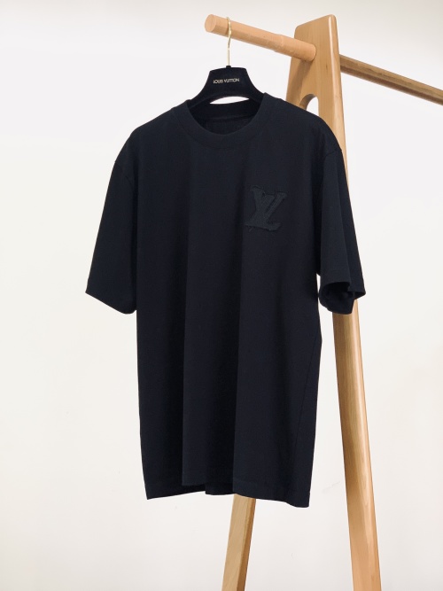 Louis Vuitton 2025SS Men's Black T-Shirt with Embroidered Logo Patch 1 Louis Vuitton 2025SS Men's Black T-Shirt with Embroidered Logo Patch