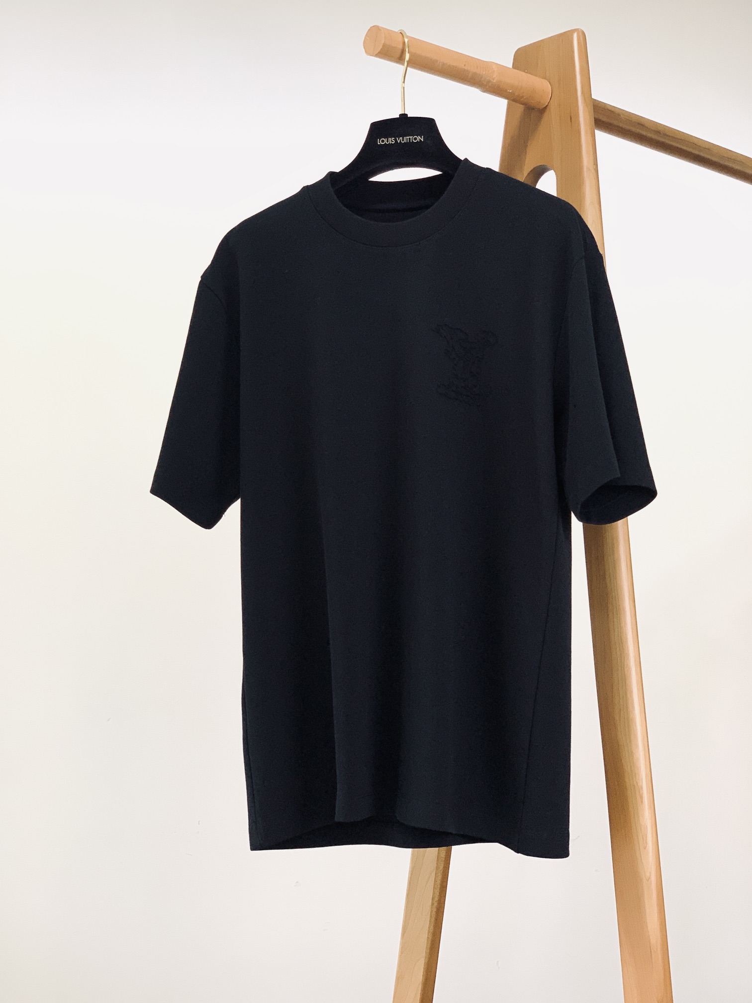 Louis Vuitton T-shirt Noir Brodé : Élégance Décontractée, Collection 2025