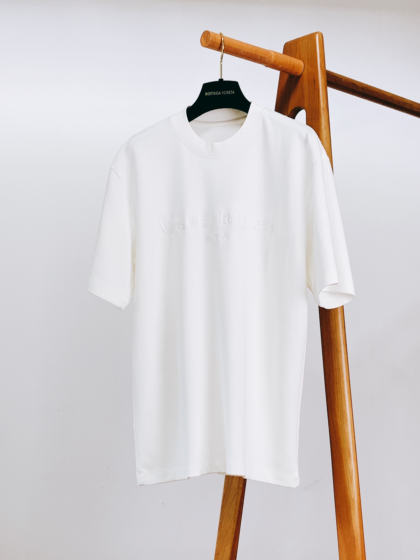 Maison Margiela MM6 Witte T-shirt met Geborduurd Logo - Trendy en Comfortabel