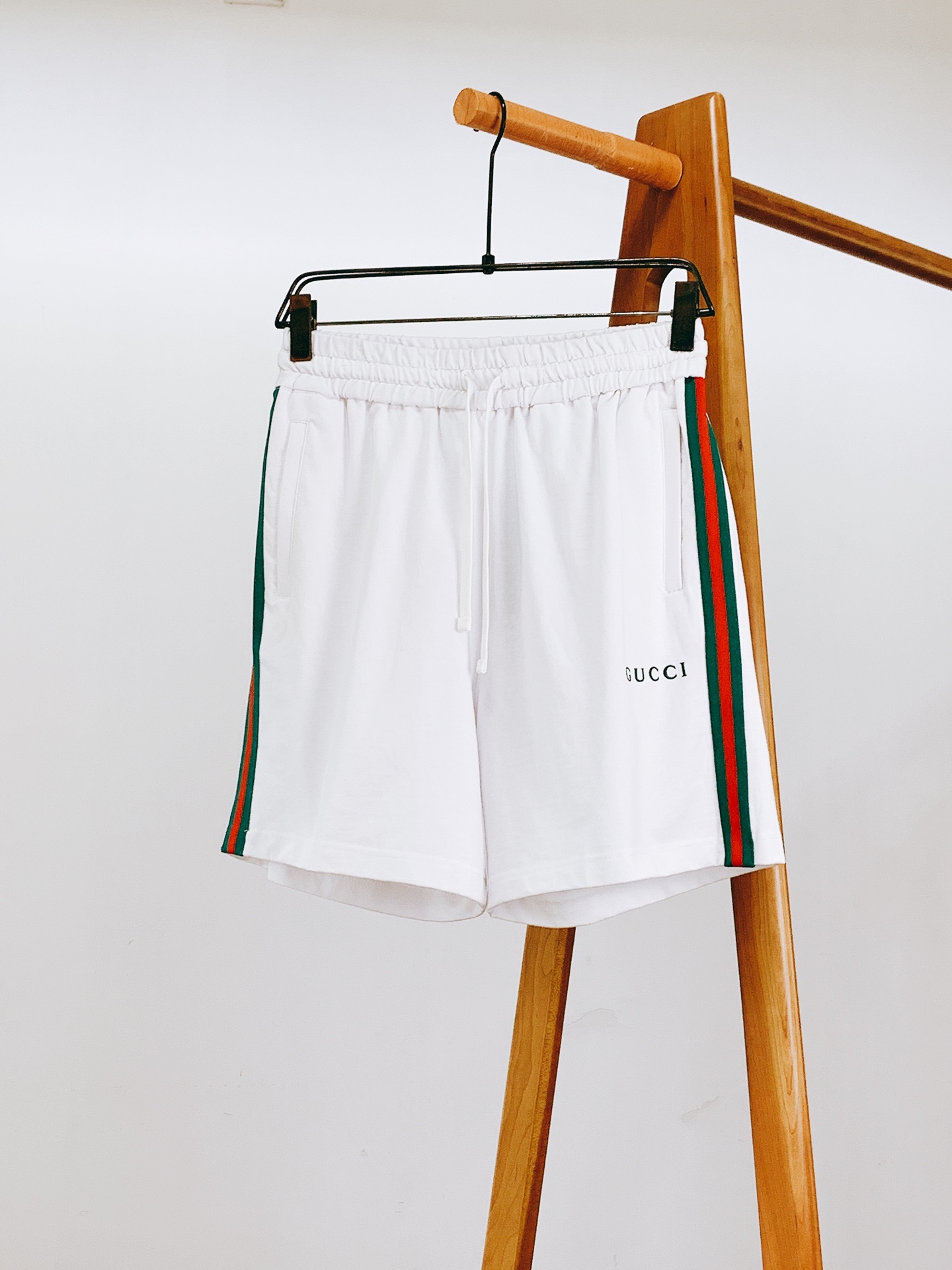 Gucci Short Pantalones Deportivos con Raya Lateral y Logo Bordado para Hombre