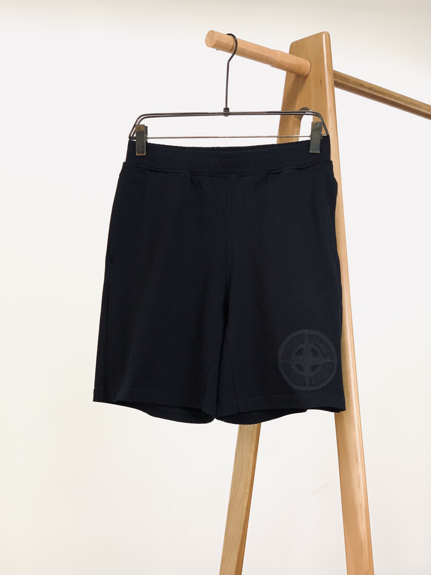 NO:432276,Stone Island 2025SS Spring and Summer New Products Very handsome shorts Dark Night Black Label Design Single side curl, embroidered and cut compass design. Classic thin terry fabric shorts…. 2025ss Foreign order Customized terry nostalgic fabric. Fluffy fabric and delicate feel Customized style. Same style for men and women Size M LXL2XL Waist circumference 768084 88 Hips circumference 108 112116120 Pants length 50 515253 ………………………………………………………………………………………………………………………………………………………………………………………………………………………………………………………………………………………………………………………………………………………………………………………………………………………………………………………………………………………………………………………………………………………………………………………………………………………………………………………………………………………………………………………………………………………………………………………………………………………………………………………………………………………………………………………………………………………………………………………19860909Stone Island 石头岛 2025SS春夏新品 很帅的短裤 暗夜黑标设计 单侧侧边卷边,刺绣切割罗盘设计.经典薄毛圈面料短裤….2025ss国外订单 定制毛圈怀旧面料 .面料蓬松 手感细腻 定制版型.男女同款 尺码M LXL2XL 腰围768084 88 臀围108 112116120 裤长50 515253 …………………………………………………… SizeM-XXL,,shorts,alexander wang,Men's clothing