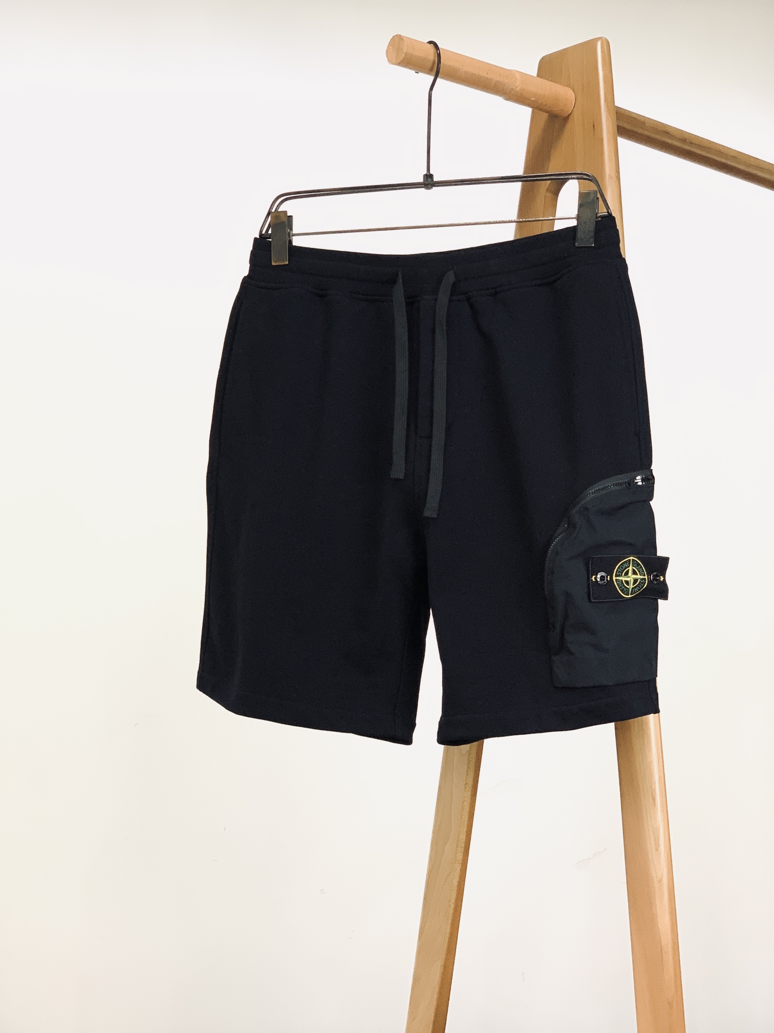 NO:432282,Stone Island 2025SS spring and summer new products are all customized terry fabrics. Embroidered compass design. Classic thin and soft terry shorts.... Foreign orders Classic embroidery design. Custom terry nostalgic fabrics. Fluffy fabrics. Fine feel, soft and stylish. Customized terry style. Special cuts. Micro-loose fittings. SizeM L XL.2XL Waist circumference 51.553 54.556 Hips circumference 114 118122126 Pants length 51.55354.556 ………………………………………………………………………………………………………………………………………………………………………………………………………………………………………………………………………………………………………………………………………………………………………………………………………………………………………………………………………………………………………………………………………………………………………………………………………………………………………………………………………………………………………………………………………………………………………………………………………………………………………………………………………………………………………………………………………………19860909Stone Island 石头岛 2025SS春夏新品 全部是定制毛圈面料.刺绣罗盘设计.经典薄软型毛圈短裤…..国外订单 经典刺绣设计. 定制毛圈怀旧面料 .面料蓬松 手感细腻 力挺有型 定制版型 特殊裁剪 微宽松版型 男女同款 尺码 M L XL.2XL 腰围51.553 54.556 臀围114 118122126 裤长51.55354.556 …………………………………………………… SizeM-XXL,,shorts,alexander wang,Men's clothing