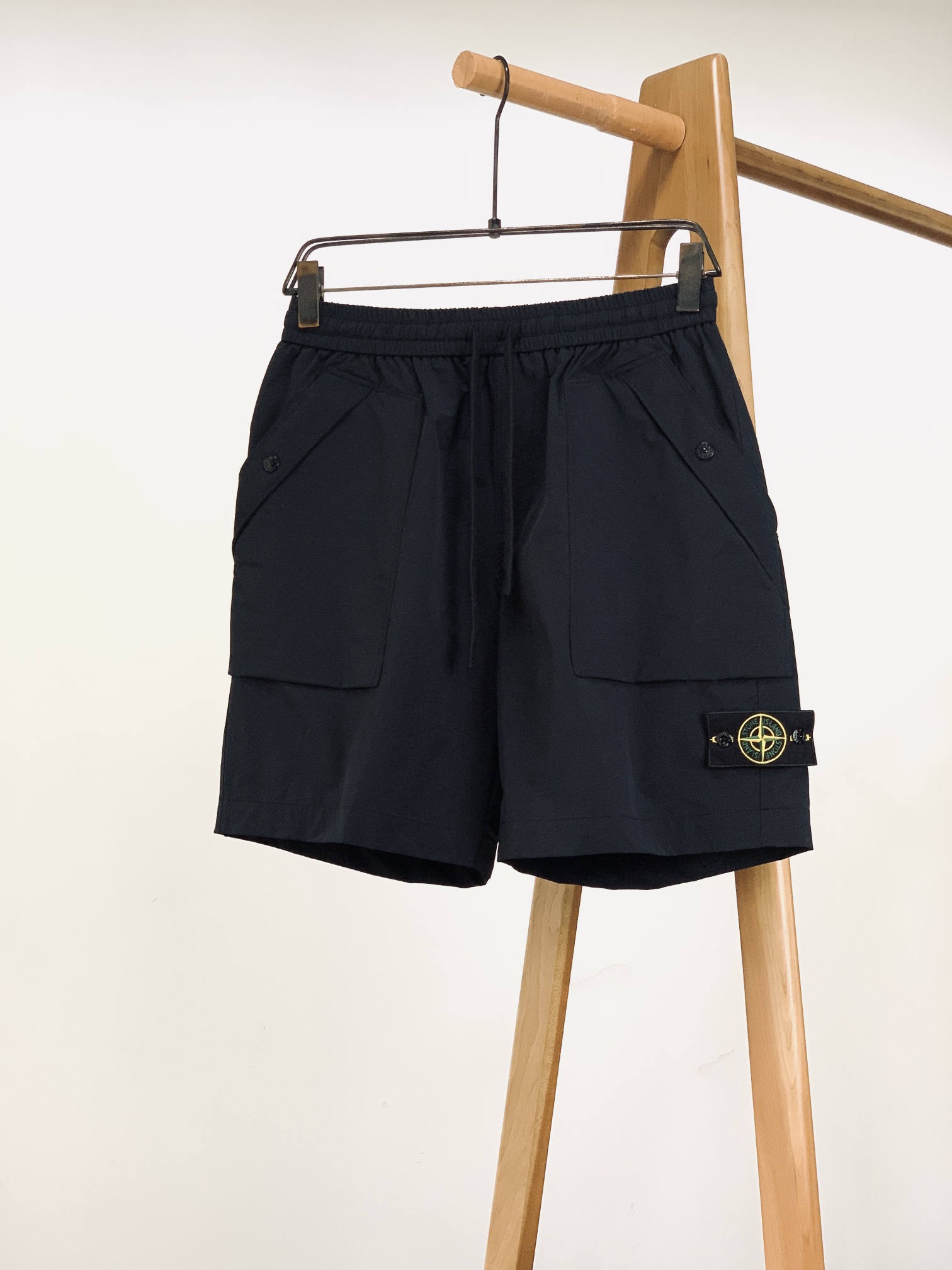 NO:432287,Stone Island 2025SS spring and summer new product Ultra-thin outdoor fabric, fine wool inside, top comfort outdoor shorts. Stone Men's Compass series badge shorts. Top craftsmanship. Minimalist style. All it does is details!  !  !  The best companies in China with OEM... Love is not reduced, but the quality must be top-notch. M-size waist 76-86 hip circumference 130 trousers length 50. Other sizes waist circumferences are 4-5cm, each size difference is 1.3cm, each size difference is …………………………………………………………………………………………………………………………………………………………………………………………………………………………………………………………………………………………………………………………………………………………………………………………………………………………………………………………………………………………………………………………………………………………………………………………………………………………………………………………………………………………………………………………………………………………………………………………………………………………………………………………………………………………………………………………………………………………………………………………………………………………………………………………………………………………………………………………………………………………………………………19860909Stone Island 石头岛 2025SS春夏新品 超薄户外面料,内里细毛圈 顶级舒适度的户外短裤. Stone 石头男士Compass 系列徽章短裤.顶级工艺.极简的款式.做的就是细节！！！国内代工数一数二的公司..热爱不减,就是品质必须顶配. m码腰围76-86 臀围130 裤长50.其他码腰围臀围每码相差4-5cm 裤长每码相差1.3cm …………………………………………………… SizeM-3XL,,shorts,alexander wang,Men's clothing
