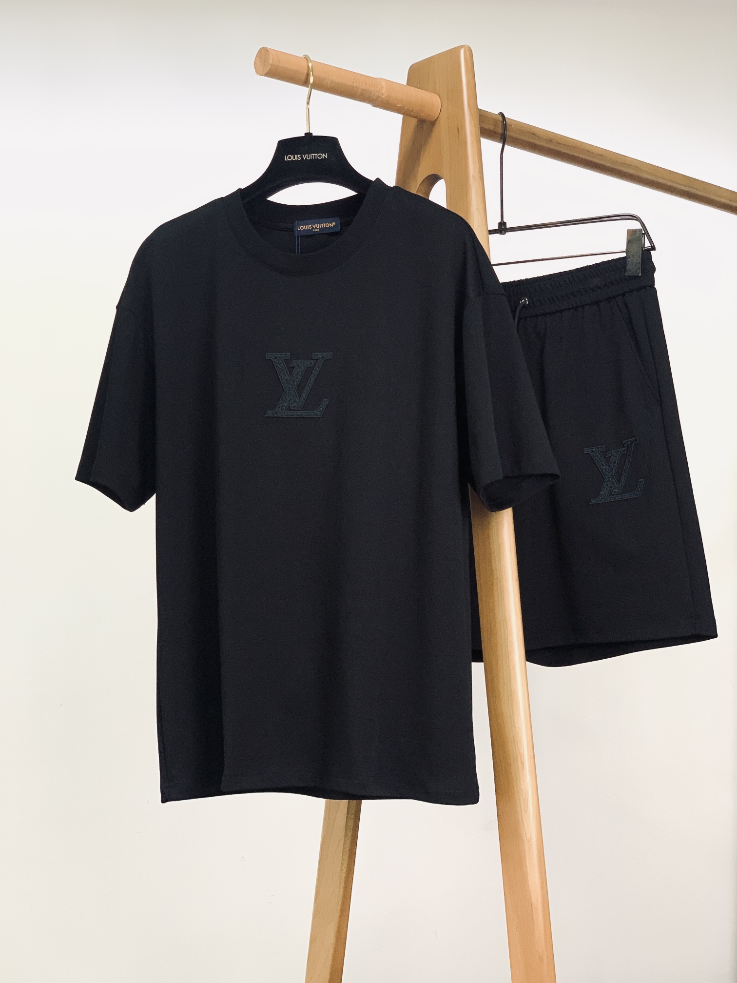 NO:432280,Louis Vuitton 2025SS Spring and Summer New Products Embroidery Logo Casual Set, Imported Custom Fabrics, Comfortable and breathable, Excellent Texture, Customer-supplied hardware and accessories, Sports and Leisure, Impeccable first-class design, Extreme comfort and quick sweating are the most popular key points, improving the comfort of wearing, super positive style, fashionable and stylish upper body ……………………………………………………………………………………………………………………………………………………………………………………………………………………………………………………………………………………………………………………………………………………………………………………………………………………………………………………………………………………………………………………………………………………………………………………………………………………………………………………………………………………………………………………………………………………………………………………………………………………………………………………………………………………………………………………………………………………………………………………………………………………………………………………………………………………………………………………19860909LouisVuitton 路易威登 2025SS春夏新品 刺绣标识休闲套装,进口定制面料打造,舒适透气,质地超赞,客供五金辅料,运动休闲于一身,无可挑剔的一流设计,极致舒适和快速排汗是备受青睐的重点,提升穿着舒适度,版型超正,上身时尚有型 …………………………………………………… SizeM-3XL,,louis vuitton,louis vuitton,alexander wang,Men's clothing