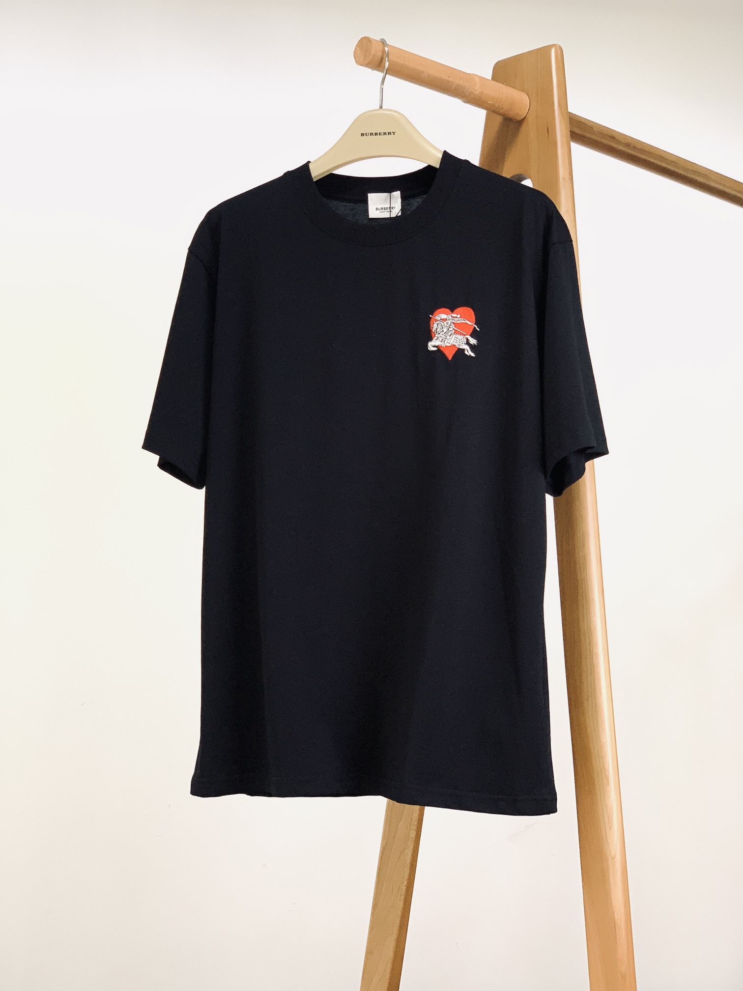 Burberry Zwart T-shirt Met Rode Hart en Ridder - Limited Edition