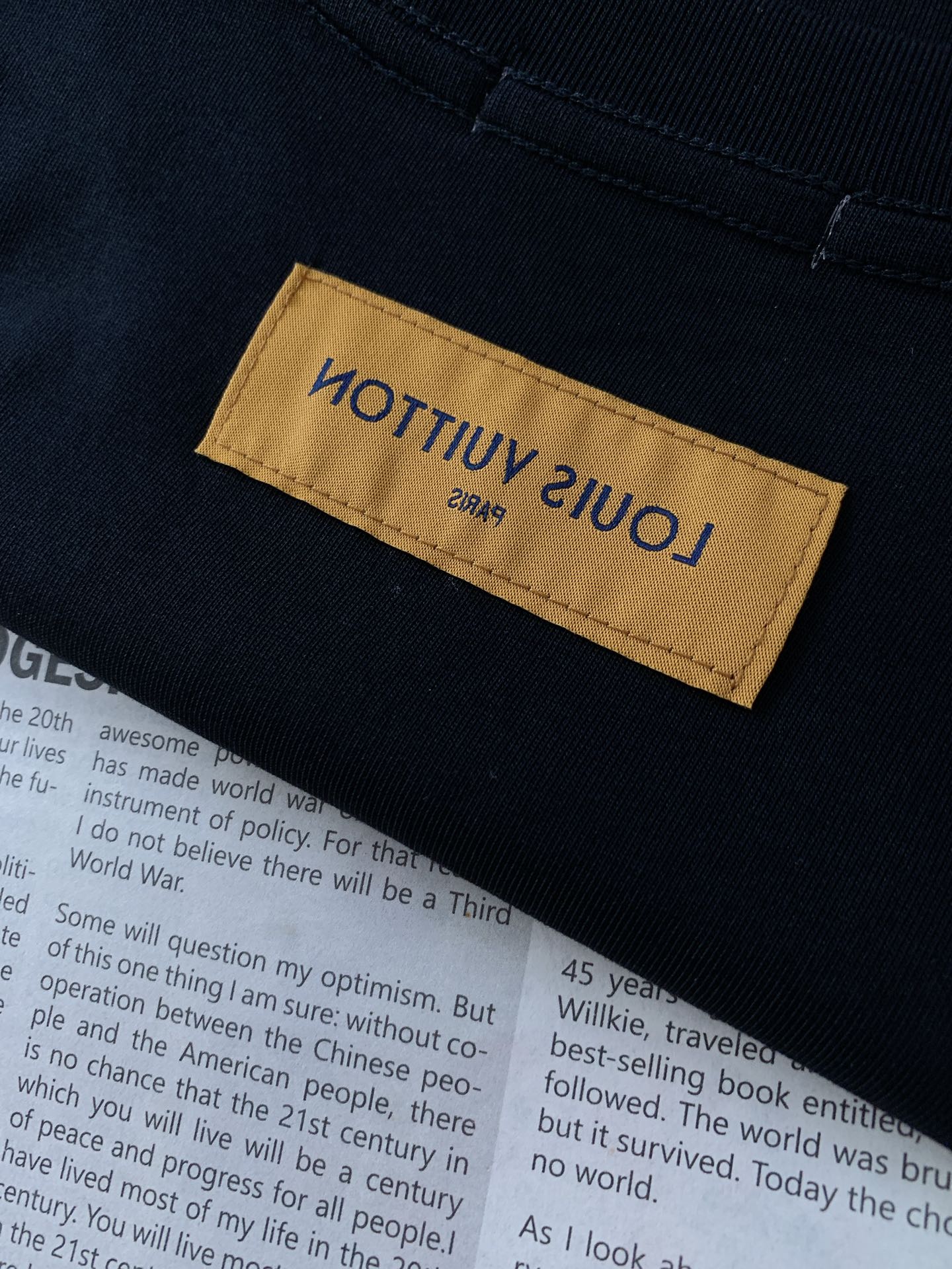 Louis Vuitton 2025SS Men's Black T-Shirt with Embroidered Logo - S to XXL 8 i1751024293 1751 2
