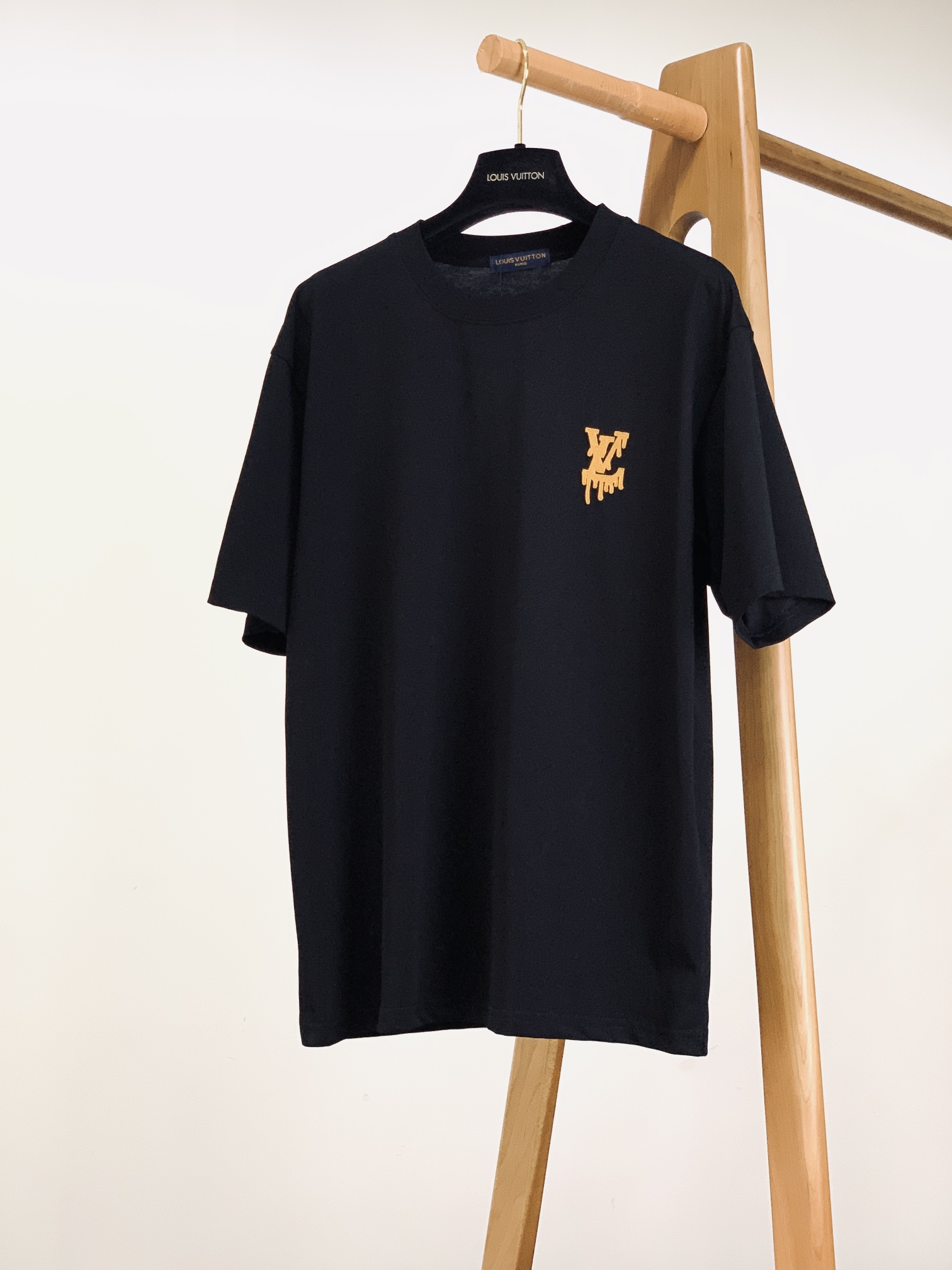 Louis Vuitton 2025SS Men's Black T-Shirt with Embroidered Logo - S to XXL 1 Louis Vuitton 2025SS Men's Black T-Shirt with Embroidered Logo - S to XXL