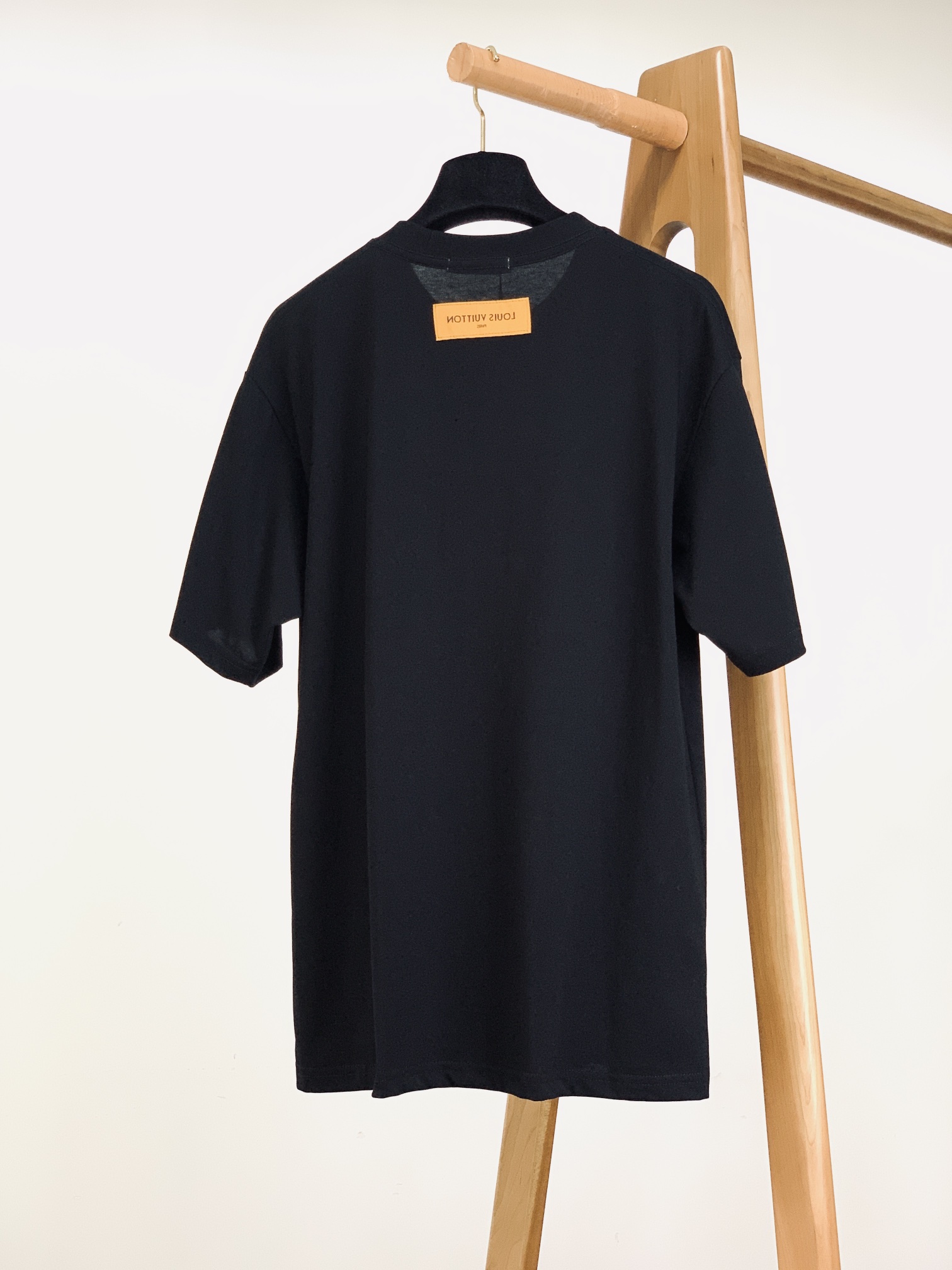Louis Vuitton 2025SS Men's Black T-Shirt with Embroidered Logo - S to XXL 3 i1751024295 1523 7