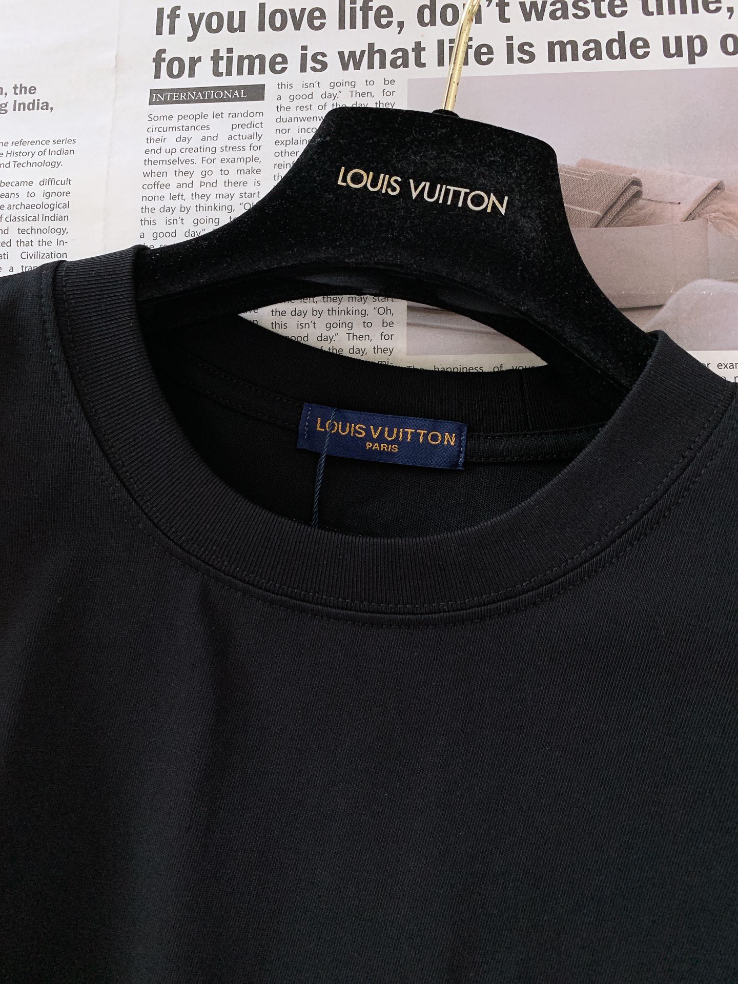 Louis Vuitton 2025SS Men's Black T-Shirt with Embroidered Logo - S to XXL 4 i1751024295 4089 8