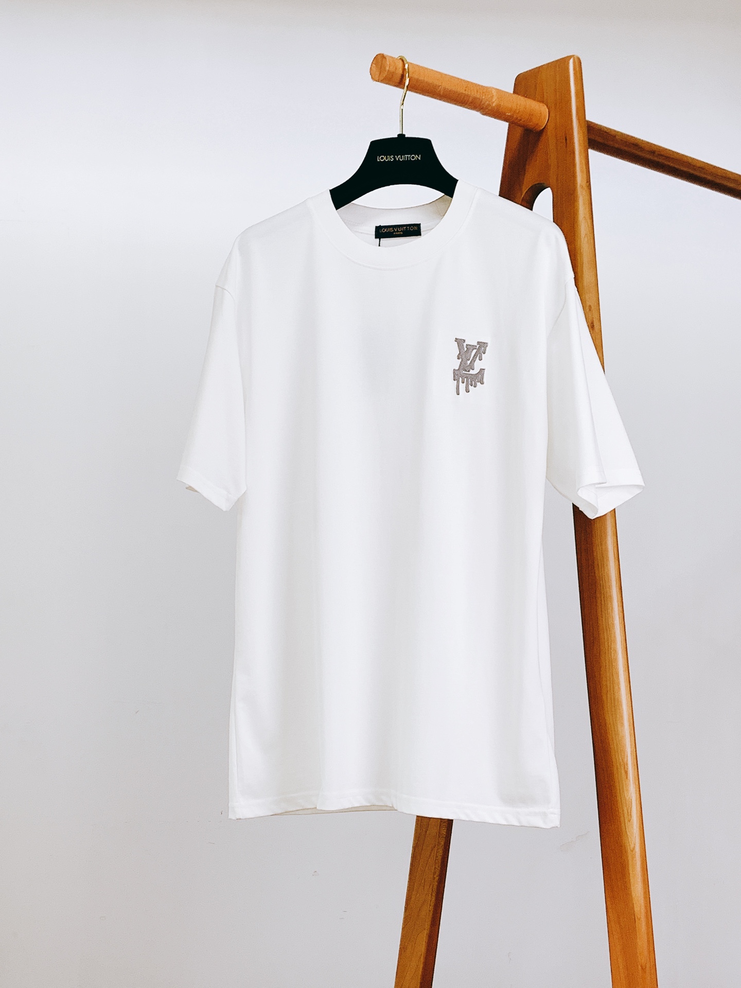 NO:432232,LouisVuitton 2025SS Spring and Summer New Products Limited T-shirts Deeply Disassembled. The logo embroidery on the chest is not simply printed!  The three-dimensional embroidery method gives the letters a sense of layering, and the color matching accurately replicates the brand classics. The stitches are so fine that it is difficult to pick up the naked eye. When you raise your hand, you will understand the 'luxury brand texture' as soon as you touch it. The fabric is soft but not without being crisp. It looks like you are wearing it in close-fitting clothes, breathable and not sweaty. It is a life-saving way to wear it in summer. The seemingly basic silhouette hides a trick!  The shoulders are naturally draped and the length of the clothes just covers the waistline. Whether worn alone or layered, the looseness is tightly grasped, making you look slim and hide your flesh. All kinds of figures can make you feel relaxed~ ……………………………………………………………………………………………………………………………………………………………………………………………………………………………………………………………………………………………………………………………………………………………………………………………………………………………………………………………………………………………………………………………………………………………………………………………………………………………………………………………………………………………………………………………………………………………………………………………………………………………………………………………………………………………………………………………………………………………………………………………………………………………………………………………………………………………………………………………………………………………………………………………………………………………………………19860909LouisVuitton 路易威登 2025SS春夏新品 限定 T 恤深度拆解.胸前的标识刺绣,可不是简单印上去！立体绣法让字母有了层次感,配色精准复刻品牌经典,针脚细密到肉眼难挑刺,抬手间 Logo 自带精致光泽,高级感直接拉满 上手一摸就懂 “奢牌质感”,面料软糯却不失挺括,贴身穿像被云朵轻裹,透气不闷汗,夏天穿简直救命 看似基础的廓形,藏着小心机！肩部自然垂坠、衣长刚好盖过腰线,不管单穿还是叠穿,宽松度都拿捏得死死的,显瘦又藏肉,各种身材都能穿出松弛感～ …………………………………………………… SizeS-XXL,,louis vuitton,louis vuitton,alexander wang,Men's clothing