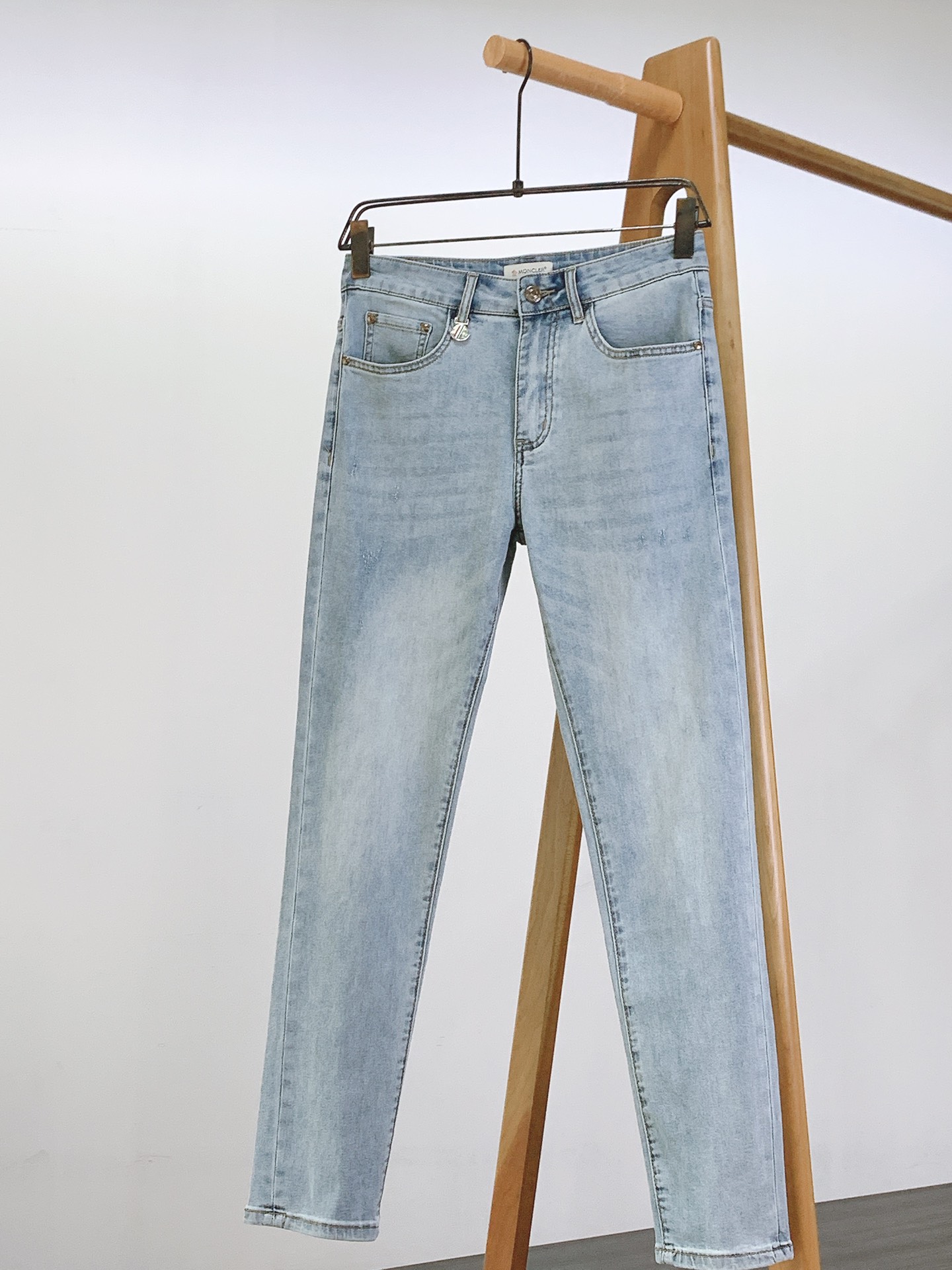 NO:432234,Moncler 2025SS Spring and Summer New Products, High Fashion, Casual Washing Jeans. The fabric is very special, ultra-fine and fine imitation cotton yarn blend, super soft and comfortable. It has a casual, casual, and also a relaxed and fashionable feeling. The fabric is refreshing, slightly stretchy, super soft and long-lasting, the whole pants are all traditional hand-wiping technology, natural stone grinding and light fermentation. The style belongs to the combination of small straight feet, and the details are exquisite. ………………………………………………………………………………………………………………………………………………………………………………………………………………………………………………………………………………………………………………………………………………………………………………………………………………………………………………………………………………………………………………………………………………………………………………………………………………………………………………………………………………………………………………………………………………………………………………………………………………………………………………………………………………………………………………………………………………………………………………………………………………………………………………19860909Moncler 蒙口 2025SS春夏新品 高级时装感,休闲洗水牛仔裤. 面料很特殊,超细精仿棉纱混纺,超柔舒适感. 具备牛仔随性感 ,休闲感 , 亦有轻松感 ,时尚感. 布面清爽,微弹力,超柔穿着时间长, 整条裤子全传统手擦工艺,自然石磨轻酵洗水. 版型属于合体小直脚剪裁,细节精致感. …………………………………………………… Size28-38,,Moncler,jeans,alexander wang,Men's clothing