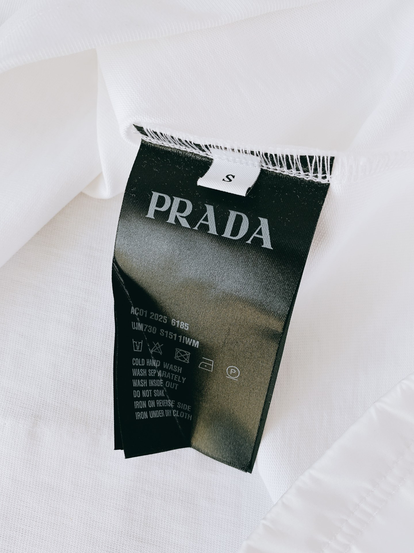 Prada 2025SS White Cotton T-Shirt with Triangle Logo - S to XL 8 i1751025676 4837 0
