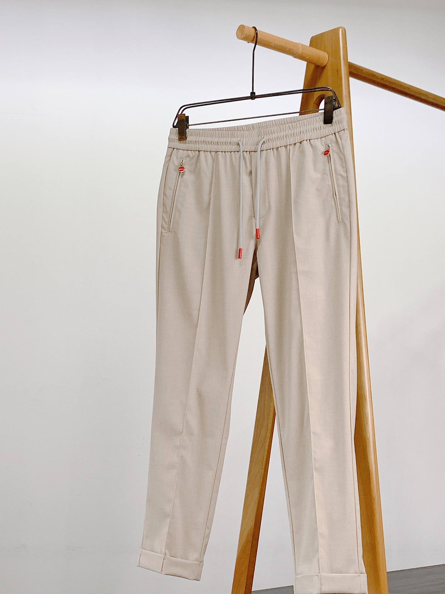 NO:432256,Kiton Christ Greed 2025SS Spring and Summer New Products Channel's Premium Products!  !  !  The best casual pants this year, close your eyes!  Custom-made fabrics are designed to meet various quality controls and detailed controls. Such weight and value really require careful consideration to be carefully crafted and slowly to create a perfect effect of creating a straight and straight silhouette. The grade revealed by texture is by no means comparable to ordinary pants. Exquisite work is not perfunctory. The taste and temperament that are always revealed in behavior!  The upper body is handsome and charming!  …………………………………………………………………… Size48-58,,alexander wang19860909Kiton 基督恩 2025SS春夏新品 渠道的精品狠货！！！ 今年最好看的休闲裤 闭眼入！ 客供定制面料打造 满足各种品质控 细节控 这样的分量与价值真的是需要细琢慢究 成完美缔造胸挺立廓的效果 质感所流露的档次绝非一般裤子可比 精工细作并非敷衍了事 举止之间时刻流露出的品味及气质！ 上身帅气迷人！ …………………………………………………… Size48-58,,alexander wang,Men's clothing