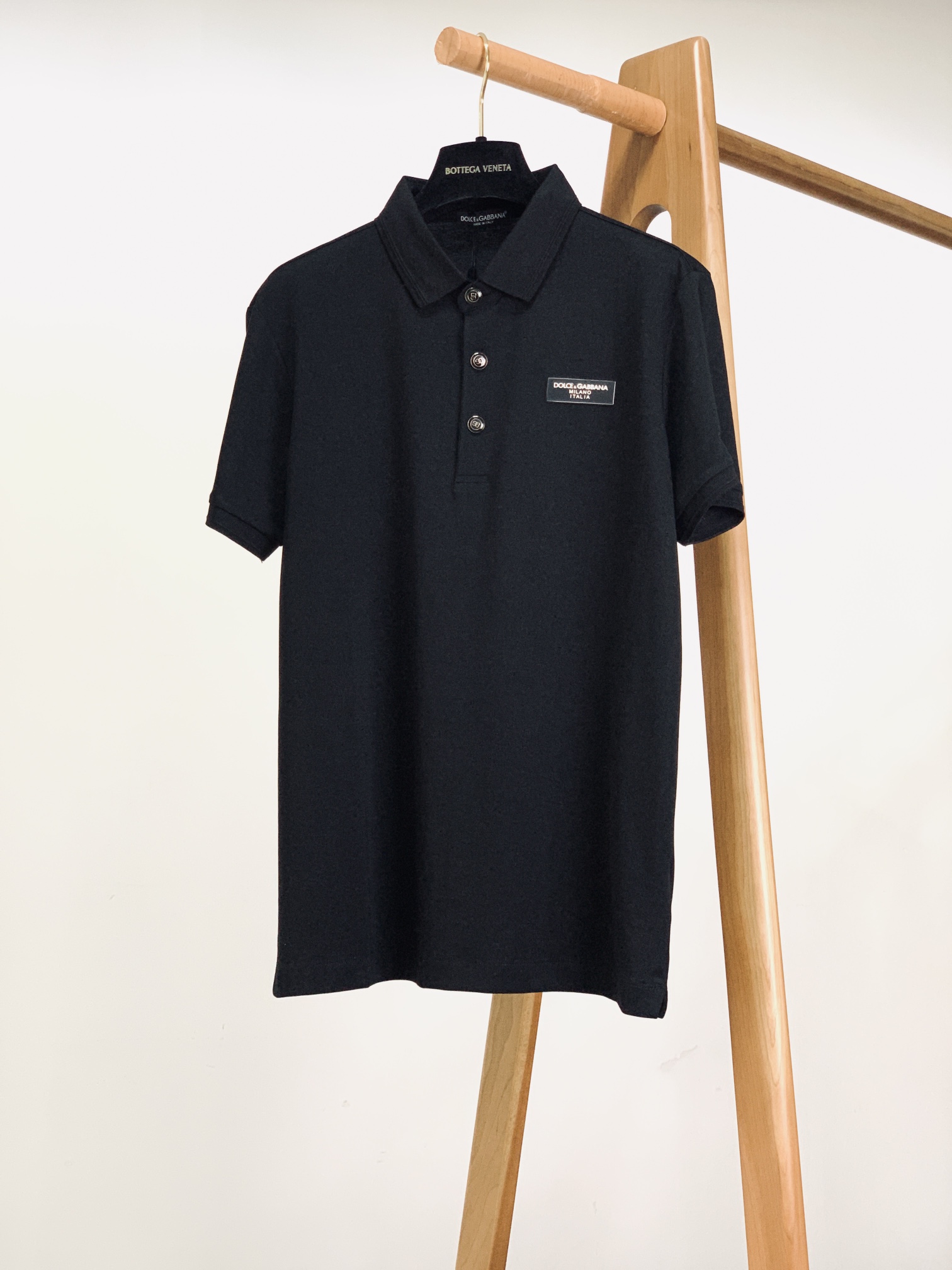 NO:432302,DOLCE&GABBANA 2025SS spring and summer new product casual lapel Polo shirt. Classic lapel design, neat and smooth lines, fit the curve of the neck, with a gentleman/elegant atmosphere in every move. The edge of the neckline is finely locked, which is difficult to deform after long-term wear, can withstand time polishing, and always maintains a straight posture. It is a decent choice for daily commuting and casual gatherings. Custom buttons are inlaid with the brand's iconic 'DG' logo, and the metal texture complements the white base. Each button has been finely polished and feels smooth. The label is marked with cotton fabric (BORDS COTES - RIBBS VISCOSE is an auxiliary material such as collar), and natural cotton fibers bring a soft and skin-friendly feeling, breathable and not sweaty.  The labels on the chest are simple but recognizable. They not only echo the brand identity, but also add a low-key and luxurious feeling to the overall shape, allowing you to stand out easily in the crowd because of this exquisite logo. ……………………………………………………………………………………………………………………………………………………………………………………………………………………………………………………………………………………………………………………………………………………………………………………………………………………………………………………………………………………………………………………………………………………………………………………………………………………………………………………………………………………………………………………………………………………………………………………………………………………………………………………………………………………………………………………………………………………………………………………………………………………………………………………………………………………………………………………………………………………………………………………………………………………………………………………………………19860909DOLCE&GABBANA 杜嘉班纳 2025SS春夏新品 休闲翻领Polo衫.经典翻领设计,线条利落流畅,贴合颈部曲线,举手投足间,自带绅士/优雅氛围感 .领口边缘精细锁边,久穿不易变形,经得住时间打磨,始终保持挺拔姿态,是日常通勤、休闲聚会的体面选择. 定制纽扣镶嵌品牌标志性“DG”标识,金属质感与白色基底相得益彰 .每颗纽扣都经过精细打磨,手感顺滑. 标签标注棉质面料（BORDS COTES - RIBBS VISCOSE为领部等辅料材质）,天然棉纤维带来柔软亲肤触感,透气不闷汗. 胸前贴标点缀,简约却极具辨识度.既呼应品牌身份,又为整体造型增添低调奢华感,让你在人群中,因这抹精致标识,轻松脱颖而出. …………………………………………………… SizeM-3XL,,Dolce&Gabbana,Dolce&Gabbana,alexander wang,Men's clothing