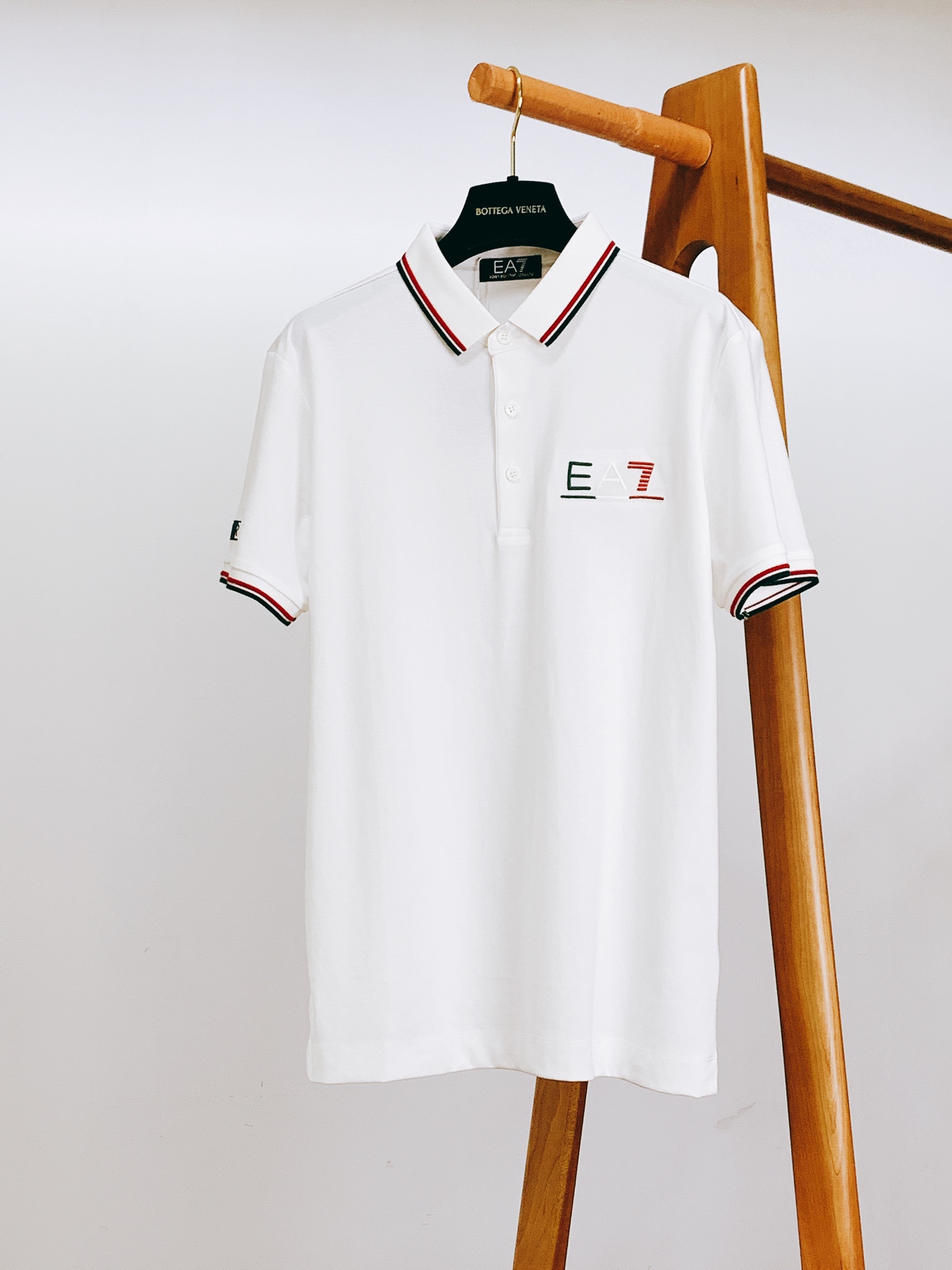 NO:432258,Emporio Armani 2025SS spring and summer new product casual lapel Polo shirt. 'EA7' embroidery on the chest, with multi-color thread three-dimensional outline. Green, white and red threads interlaced to accurately restore the brand logo, the pins are fine and solid, and the touch is obvious three-dimensional. The cuffs continue the contrasting webbing elements of the neckline, and the letter embroidery labels allow details to extend from the neckline to the cuff, and the overall feeling is full; the embroidery labels are exquisite and compact, strengthening the brand mark, and the hand is exquisite. Customized fabrics are made, and the collar is engraved and buttoned placket. The style is neatly cut, not picking on the figure, hiding the flesh makes it look thin, and implementing 'simple but not simple' to the end is a versatile model worthy of long-term favor in the closet~ ………………………………………………………………………………………………………………………………………………………………………………………………………………………………………………………………………………………………………………………………………………………………………………………………………………………………………………………………………………………………………………………………………………………………………………………………………………………………………………………………………………………………………………………………………………………………………  wang19860909Emporio Armani 阿玛尼 2025SS春夏新品 休闲翻领Polo衫.胸前 “EA7” 刺绣,采用多色线立体勾勒 绿色、白色、红色丝线交错,精准还原品牌标识,针脚细密扎实,触摸有明显立体感. 袖口延续领口撞色织带元素,搭配字母刺绣贴标,让细节从领口延伸至袖口,整体感拉满；刺绣贴标精致小巧,强化品牌印记,抬手间都是精致感. 定制面料打造,衣领刻字纽扣门襟.版型剪裁利落,不挑身材,藏肉显瘦,把 “简约而不简单” 贯彻到底,是衣橱里值得长期宠幸的百搭款~ …………………………………………………… SizeM-3XL,,armani,armani,alexander wang,Men's clothing