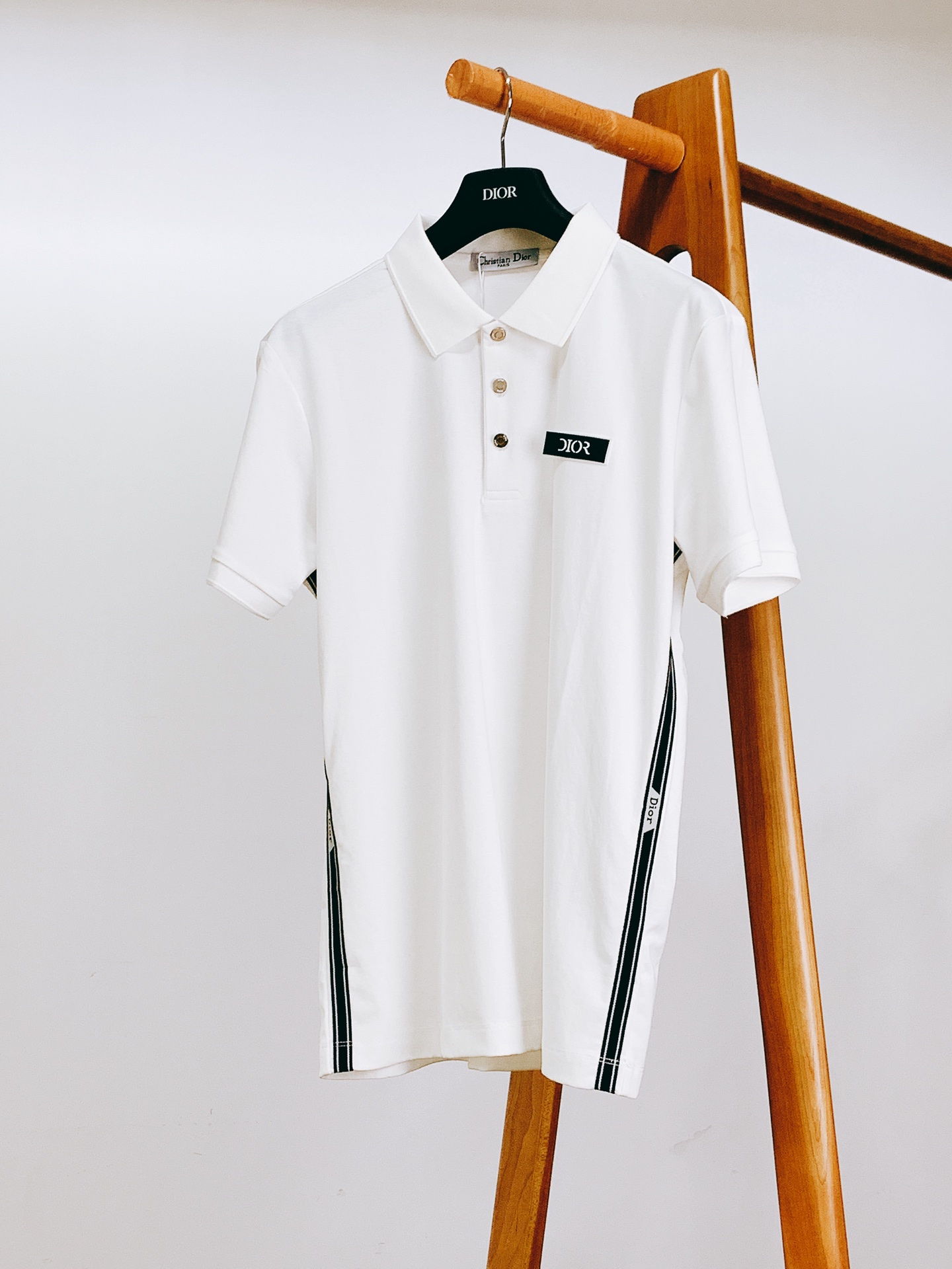 NO:432291,Dior Homme 2025SS Spring and Summer New Product Casual Lapel POLO Shirt. The placket button is engraved with letter logos, and the metallic luster collides with dark blue fabric. Each one looks like a delicate cufflink, and the buttons are locked into the details. The chest is labeled and the white 'DIO*' is stamped, which is extremely simple. The side webbing runs through the body and embellishes the letter logo. The seemingly simple lines are actually the key to balance simplicity and design sense. Break the dullness of the solid color and injects sports genes into the neat pattern. The business occasions are not without style, and the casual moments are more relaxed. One piece of clothing, two styles are switched. ………………………………………………………………………………………………………………………………………………………………………………………………………………………………………………………………………………………………………………………………………………………………………………………………………………………………………………………………………………………………………………………………………………………………………………………………………………………………………………………………………………………………………………………………………………………………………………………………………………………………………………………………………19860909Dior Homme 迪奥·桀傲 2025SS春夏新品 休闲翻领POLO衫.门襟纽扣镌刻字母标识,金属光泽与深藏青色面料碰撞,每一颗都像一枚精致袖扣,扣合间,把 “高级感” 锁进细节里.胸前贴标点缀,烫印白色 “DIO*” 字样,简约到极致.侧边织带贯穿衣身,点缀字母标识,看似简单的线条,实则是平衡简约与设计感的关键,打破纯色沉闷,为利落版型注入运动基因,商务场合不失格调,休闲时刻更显松弛,一件衣服,两种风格切换. …………………………………………………… SizeM-3XL,,dior,dior,alexander wang,Men's clothing