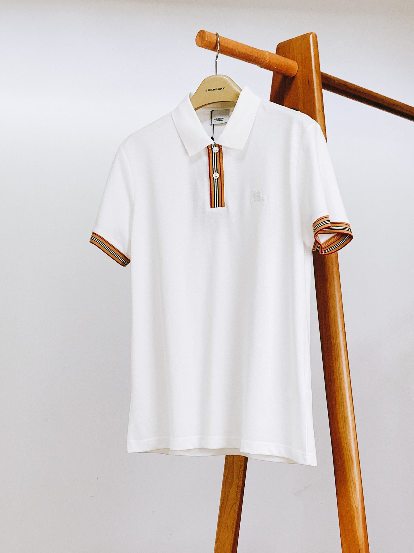 NO:432252,Burberry 2025SS spring and summer new product classic equestrian embroidery Polo shirt, selected cotton beaded mesh fabric, with Equestrian Knight logo (EKD) embroidery on the chest, presenting a slim fit. From the classic work series of B family, interpreting the essential style of the wardrobe in a distinct brand style. Engraved with BBR English letter shell button placket, Equestrian Knight logo (EKD) embroidery on the front chest, super positive style, fashionable and versatile upper body, a must-have item for casual business, two colors available …………………………………………………………………………………………………………………………………………………………………………………………………………………………………………………………………………………………………………………………………………………………………………………………………………………………………………………………………………………………………………………………………………………………………………………………………………………………………………………………………………………………………………………………………………………………………………………………………………………………………………………………………………………………………………………………………………………………………………………………19860909Burberry 巴宝莉 2025SS春夏新品 经典马术刺绣Polo衫,甄选棉质珠地网眼布面料打造,胸前饰有马术骑士徽标(EKD)刺绣,呈现修身版型.来自B家经典之作系列,以鲜明品牌风格诠释衣橱必备款式.刻有BBR英文字母贝壳纽扣开襟,前胸饰有马术骑士徽标(EKD)刺绣,版型超正,上身时尚百搭,休闲商务必备单品,两色可选 …………………………………………………… SizeM-3XL,,burberry,burberry,alexander wang,Men's clothing