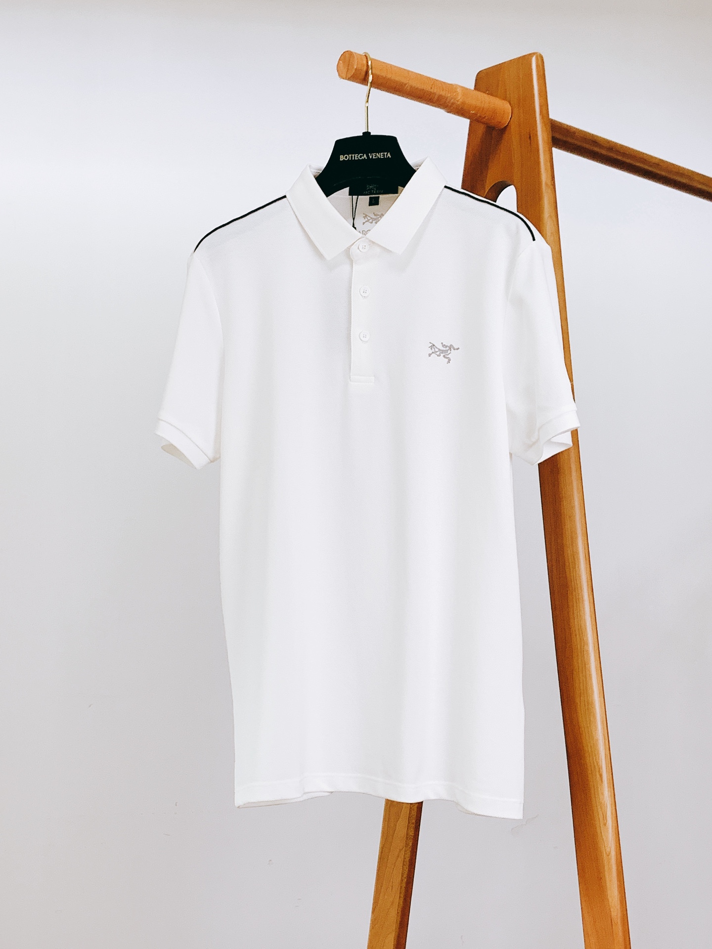 NO:432288,ARCTERYX 2025SS Spring and Summer New Product Casual Lapel Polo Shirt, Classic Reshaping, within reach. Selected bead floor fabric to create, skin feels like clouds. The chest is so sophisticated and embroidered with pin-up logo, extremely recognizable. The lapel design is simple and neat, combining business texture and casual slack, and is suitable for commuting, dating, light socializing and other scenes. Abandon complex dressing rules, and just one high-quality T-shirt can enhance the overall aura, and show low-key luxury in the details. Make fashion a sustainable lifestyle. Two colors are available ………………………………………………………………………………………………………………………………………………………………………………………………………………………………………………………………………………………………………………………………………………………………………………………………………………………………………………………………………………………………………………………………………………………………………………………………………………………………………………………………………………………………………………………………………………………………………………………………………………………………………………………………………………………………………………………………………………………………19860909ARCTERYX 始祖鸟 2025SS春夏新品 休闲翻领Polo衫,经典重塑,触手可及 甄选珠地面料打造,肤感如云.胸前精工密针刺绣标识,辨识度极高.翻领设计简约利落,兼具商务质感与休闲松弛,适配通勤、约会、轻社交等多场景.摒弃繁复穿搭规则,仅凭一件高品质T恤即可提升整体气场,细节处展现低调奢华.让时尚成为可持续的生活方式.两色可选 …………………………………………………… SizeM-3XL,arc'teryx,tees，t-shirt,alexander wang,Men's clothing