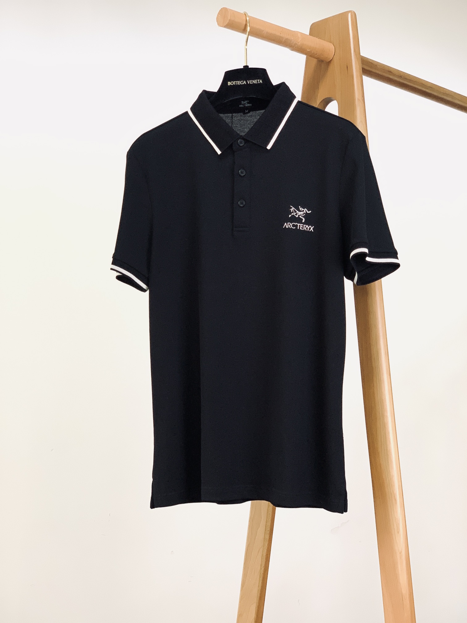 NO:432264,ARCTERYX 2025SS Spring and Summer New Product Casual Lapel POLO Shirt. The placket button is engraved with letter logos, and the metallic luster collides with dark blue fabric. Each one looks like a delicate cufflink, and the buttons are locked into the details. The chest is labeled and the white 'DIO*' is stamped, which is extremely simple. The side webbing runs through the body and embellishes the letter logo. The seemingly simple lines are actually the key to balance simplicity and design sense. Break the dullness of the solid color and injects sports genes into the neat pattern. The business occasions are not without style, and the casual moments are more relaxed. One piece of clothing, two styles are switched. ………………………………………………………………………………………………………………………………………………………………………………………………………………………………………………………………………………………………………………………………………………………………………………………………………………………………………………………………………………………………………………………………………………………………………………………………………………………………………………………………………………………………………………………………………………………………………………………………………………………………………………………………………19860909ARCTERYX 始祖鸟 2025SS春夏新品 休闲翻领POLO衫.门襟纽扣镌刻字母标识,金属光泽与深藏青色面料碰撞,每一颗都像一枚精致袖扣,扣合间,把 “高级感” 锁进细节里.胸前贴标点缀,烫印白色 “DIO*” 字样,简约到极致.侧边织带贯穿衣身,点缀字母标识,看似简单的线条,实则是平衡简约与设计感的关键,打破纯色沉闷,为利落版型注入运动基因,商务场合不失格调,休闲时刻更显松弛,一件衣服,两种风格切换. …………………………………………………… SizeM-3XL,,diorarc'teryx,alexander wang,Men's clothing