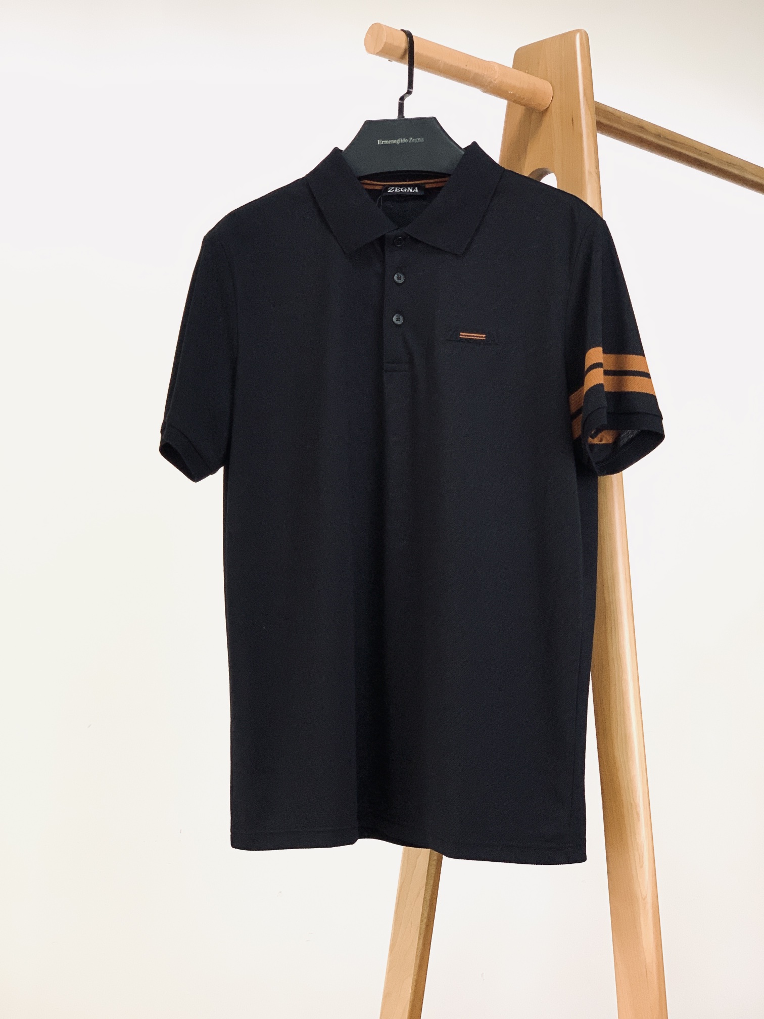 NO:432303,Ermenegildo Zegna 2025SS Spring and Summer New Product Casual Lapel Polo Shirt, Classic Reshaping, within reach. Selected bead floor fabric to create, skin feels like clouds. Relief logo on the chest, classic contrasting stripes embellishment on the sleeves, contrasting webbing decoration on the back, extremely recognizable. The lapel design is simple and neat, combining business texture with casual slackness, and adapted to commuting, dating, light socializing and other scenes. Abandon complex dressing rules, and just one high-quality T-shirt can enhance the overall aura, and show low-key luxury in the details. Make fashion a sustainable lifestyle. Two colors are available ……………………………………………………………………………………………………………………………………………………………………………………………………………………………………………………………………………………………………………………………………………………………………………………………………………………………………………………………………………………………………………………………………………………………………………………………………………………………………………………………………………………………………………………………………………………………………………………………………………………………………………………………………………………………………………………19860909Ermenegildo Zegna 杰尼亚 2025SS春夏新品 休闲翻领Polo衫,经典重塑,触手可及 甄选珠地面料打造,肤感如云.胸前浮雕标识,衣袖经典撞色条纹点缀,背后撞色织带装饰,辨识度极高.翻领设计简约利落,兼具商务质感与休闲松弛,适配通勤、约会、轻社交等多场景. 摒弃繁复穿搭规则,仅凭一件高品质T恤即可提升整体气场,细节处展现低调奢华.让时尚成为可持续的生活方式.两色可选 …………………………………………………… SizeM-3XL,,zegna,tees，t-shirt,alexander wang,Men's clothing