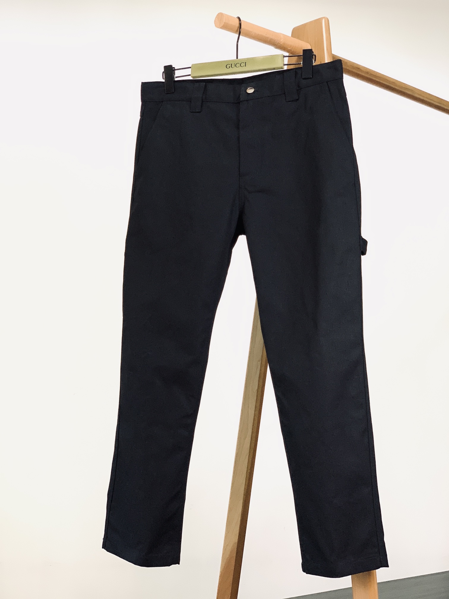 NO:432306,Gucci 2025SS spring and summer new product Cotton canvas work trousers. Heavy cotton canvas, with a crisp texture, and solid fabric gives a neat pattern. Metal buttons are engraved with classic 'GUCC*', simple and exquisite, and the opening and closing show the brand genes. The back pocket label double G pattern + webbing element, retro and trend collision, low-key showing identity, detail controls the heart-warming of the details Multi-pocket layout (front insertion bag, back insertion/flap pocket), practical and layered, it is super convenient to put small objects at your fingertips, and the work style and high-end sense are perfectly integrated  Neat straight/casual tailoring (just the trouser shape), suitable for a variety of figures, waist, legs and other details are neatly routed, and the exquisite craftsmanship of Italy is full of. Classic black and versatile, and it is not picky about people. It makes the dressing taste instantly open. It is a 'evergreen' hard product worth investing in the wardrobe~ 44-size trousers length 97 waist 80 hip trousers length 98.5 waist 84 hip trousers length 102 48-size trousers length 100 waist 88 hip trousers length 106 50-size trousers length 101.5 waist 92 hip trousers length 108 52-size trousers length 103 waist 96 hip trousers length 112 54-size trousers length 104.5 waist 100 hip 116 ……………………………………………………………………………………………………………………………………………………………………………………………………………………………………………………………………………………………………………………………………………………………………………………………………………………………………………………………………………………………………………………………………………………………………………………………………………………………………………………………………………………19860909Gucci 古驰 2025SS春夏新品 棉质帆布工装长裤.重磅棉质帆布打造,挺括有质感,扎实面料赋予利落版型. 金属纽扣镌刻经典“GUCC*”,简约中藏精致,开合间尽显品牌基因 后袋标签双G图案+织带元素,复古与潮流碰撞,低调彰显身份,细节控一眼心动 多口袋布局（正面插袋、背面嵌线/翻盖口袋）,实用又具层次感,随手放小物超方便,工装风与高级感完美融合 利落直筒/休闲剪裁（看裤型）,适配多元身形,腰头、裤脚等细节走线工整,意大利制造的精湛工艺拉满.经典黑调百搭不挑人,让穿搭品味瞬间开挂,是衣柜里值得投资的“常青款”硬货~ 44码裤长97 腰围80 臀围98 46码裤长98.5 腰围84 臀围102 48码裤长100 腰围88 臀围106 50码裤长101.5 腰围92 臀围108 52码裤长103 腰围96 臀围112 54码裤长104.5 腰围100 臀围116 …………………………………………………… Size44-54,,gucci,gucci,alexander wang,Men's clothing