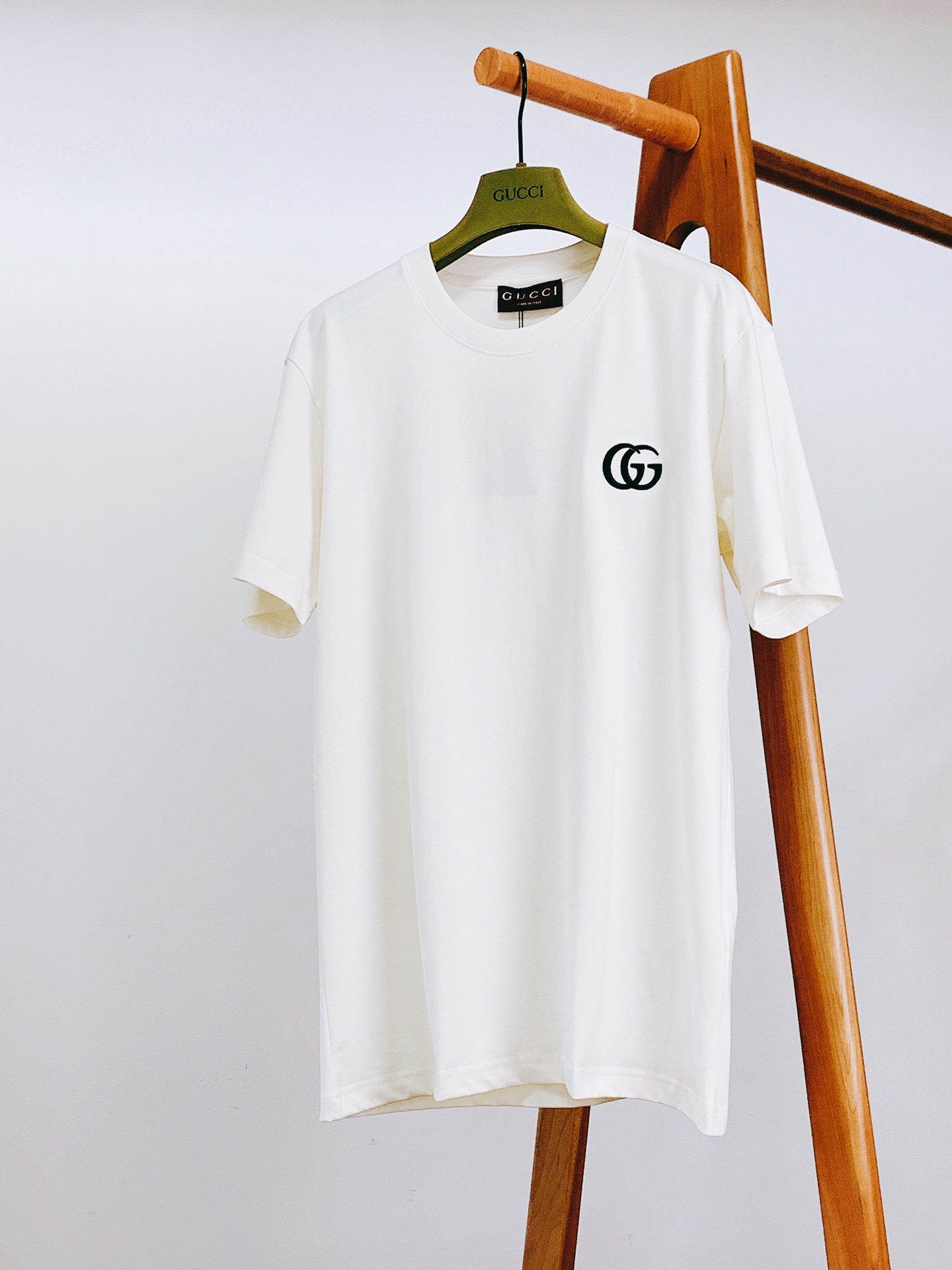 NO:432314,Gucci 2025SS Spring and Summer New Product Classic GG embroidered short-sleeved T-shirt, minimalist design hides the details and ingenious chest. The chest is exquisitely presented, three-dimensional and full, inherits the brand's classic genes, full of recognition, showing luxurious style at a glance Pure cotton material, skin-friendly and breathable, daily commuting, casual and relaxing switching, comfortable online The neckline is finely locked, and it is not easy to deform after wearing it; the body is neatly lined, and the craftsmanship texture of made in Italy (washing mark mark) is fully displayed. Light gray and beige-white colors, the basic style is suitable for all kinds of bottoms, easily matching a high-end and simple style, the same style for men and women. S-size clothes 72 bust 104 shoulder width 47 sleeve length 21 M-size clothes 74 bust 108 shoulder width 48 sleeve length 22 L-size clothes 76 bust 112 shoulder width 49.5 sleeve length 23  XL size clothes 78 bust 116 shoulder width 50.5 sleeve length 24 …………………………………………………………………………………………………………………………………………………………………………………………………………………………………………………………………………………………………………………………………………………………………………………………………………………………………………………………………………………………………………………………………………………………………………………………………………………………………19860909Gucci 古驰 2025SS春夏新品 经典GG刺绣短袖T恤,极简设计藏满细节巧思 胸口精致呈现,立体饱满,传承品牌经典基因,辨识度拉满,一眼彰显奢华格调 纯棉材质,亲肤透气,日常通勤、休闲松弛切换,舒适感在线 领口精细锁边,久穿不易变形；衣身走线工整,意大利制造（洗水标标注）的工艺质感尽显 浅灰、米白两色,基础款型适配各类下装,轻松搭出高级简约风,男女同款 S码衣长72 胸围104 肩宽47 袖长21 M码衣长74 胸围108 肩宽48 袖长22 L码衣长76 胸围112 肩宽49.5 袖长23 XL码衣长78 胸围116 肩宽50.5 袖长24 …………………………………………………… SizeS-XL,,gucci,gucci,T-shirt,tees，t-shirt,alexander wang,Men's clothing