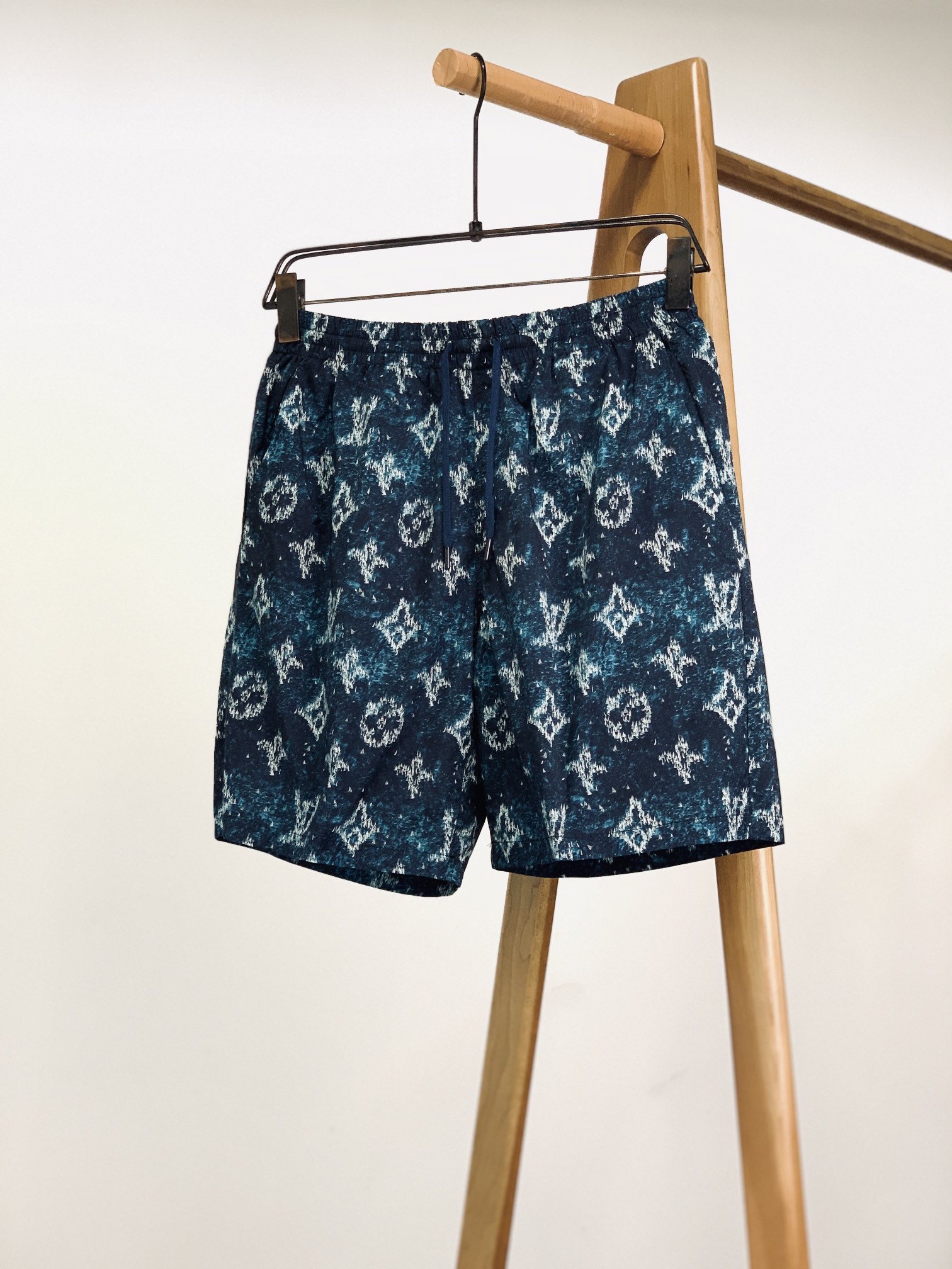 NO:432333,Louis Vuitton 2025SS Spring and Summer New Products Full-print MONOGRAM Print Beach Shorts, Regatta Print is inspired by this beach shorts. On the surging texture, the sailing boats cleverly gather into a full Monogram pattern. Whether it is walking on the beach or daily leisure, you can interpret the slack and high-end feeling with the iconic presbyopia, and easily create a trendy vacation or citywalk style. S pants length 46.5 waist 72 hip 105 M pants length 47.5 waist 76 hip 109 L pants length 48.5 waist 80 hip 113 XL pants length 49.5 waist 84 hip 117 ……………………………………………………………………………………………………………………………………………………………………………………………………………………………………………………………………………………………………………………………………………………………………………………………………………………………………………………………………………………………………………………………………………………………………………………………………………………………………………………………………………………………………………………………………………………………………………………………………………………………………………………………………………………………  SizeS-XL, louis vuitton,louis vuitton,shorts,alexander wang19860909LouisVuitton 路易威登 2025SS春夏新品 满印MONOGRAM印花沙滩短裤,Regatta 印花的灵感来源,借由此款沙滩短裤娓娓道来.波涛翻涌的纹理之上,航行的小船巧妙汇聚成全幅Monogram图案.无论是漫步沙滩,还是日常休闲,都能以标志性老花,诠释松弛高级感,轻松打造潮流度假或citywalk造型 . S裤长46.5 腰围72 臀围105 M裤长47.5 腰围76 臀围109 L裤长48.5 腰围80 臀围113 XL裤长49.5 腰围84 臀围117 …………………………………………………… SizeS-XL,,louis vuitton,louis vuitton,shorts,alexander wang,Men's clothing