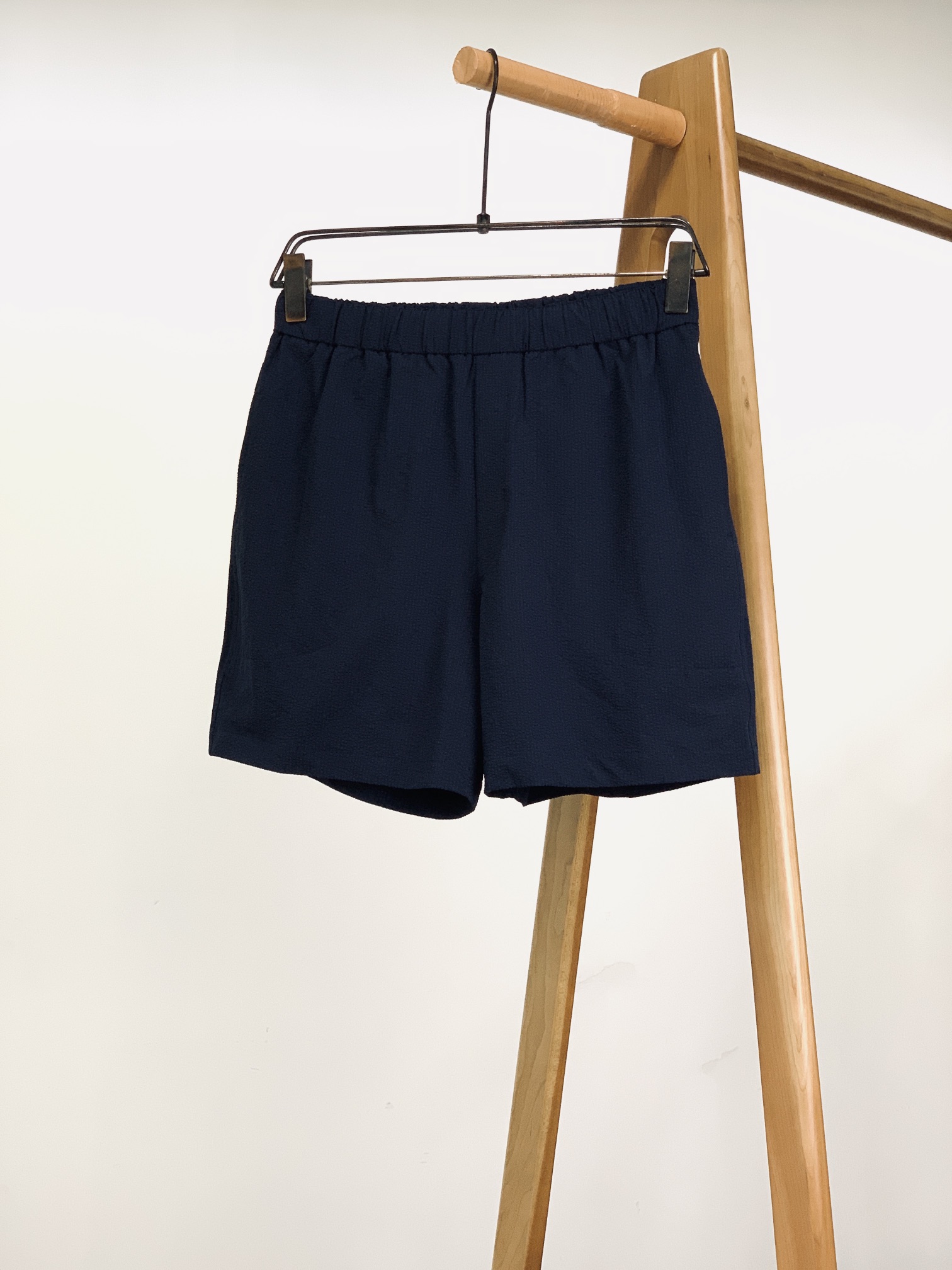 NO:432315,Moncler 2025SS Spring and Summer New Product Bubble Wrinkle Decoration Shorts, Color-woven Jacquard Bubble Patterns, 3D Three-dimensional Jacquard Bubble Cotton Fabric imported from Japan, COOLMAX yarn blend, color-woven, high-density, thick and super textured. The classic logo embroidery process of the back waist makes the logo three-dimensional, forming a visual collision with the bubble wrinkle fabric, and the brand gene is hidden in the low-key. The metal head of the waist drawstring is also featured, engraved with the words 'MONCLE*'. When the drawstring adjusts the elasticity, the metallic luster is looming, and it is 'inadvertently exquisite'. Others see the details, and those who understand appreciate it are taste~ S pants length 44 waist 74 hip circumference 102 M pants length 45 waist circumference 78 hip circumference 106 L pants length 46 waist circumference 82  Hip 110 XL trousers 47 waist 86 hip 114 ………………………………………………………………………………………………………………………………………………………………………………………………………………………………………………………………………………19860909Moncler 蒙口 2025SS春夏新品 泡泡皱饰标短裤,色织提花泡泡纹,日本进口的3D立体提花泡泡棉质面料,COOLMAX纱线混纺,色织,高密厚实超有质感. 后腰经典徽标刺绣工艺让标识立体饱满,与泡泡皱面料形成“平面 vs 立体”的视觉碰撞,低调中藏着品牌基因. 裤腰抽绳的金属头也有戏,刻有“MONCLE*”字样,抽绳调节松紧时,金属光泽若隐若现,随手一搭都是“不经意的精致”,别人看的是细节,懂的人赏的是品味～ S裤长44 腰围74 臀围102 M裤长45 腰围78 臀围106 L裤长46 腰围82 臀围110 XL裤长47 腰围86 臀围114 …………………………………………………… SizeS-XL,,Moncler,shorts,alexander wang,Men's clothing