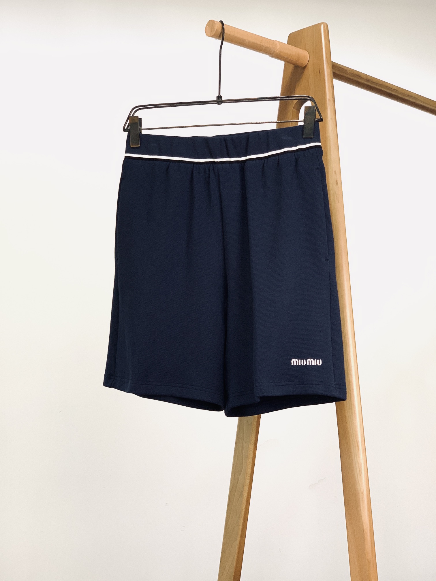 NO:432338,Miumiu 2025SS spring and summer new product embroidered beaded shorts. The main tune of the Navy Blue has a calm and high-end feel, and the slender white edge on the waist contrasts, instantly breaking the monotony!  It is not exaggerated but gives the whole shorts a 'memory point'. It is low-key and eye-catching in daily wear. It recognizes the brand style at a glance~ The brand letter embroidery of the trouser body, the three-dimensional embroidery process makes the letters full and textured, echoing the texture of the beaded fabric. The inner label is complete, extending the brand's control of quality from the outside to the inside. The elastic waist design does not slim, and it takes no burden to wear and take off. The seemingly basic shorts penetrate the 'delicacy' into every needle and every thread~ The beaded fabric has a sense of breathability, breathable and sweaty, and the refreshingness of wearing in summer!  Loose shorts style is very friendly to the figure, and the design is not close to the legs and hides the flesh and looks casual. It is matched with a short top that reveals the waist and length T-layered. It can be used in all styles. It is comfortable and fashionable. Never fights~ S pants length 49 waist 74 hip 108 M pants length 50 waist 78 hip 112 L pants length 51 waist 82 hip 116 XL pants length 52 waist 86 hip 120 ………………………………………………………………………………………………………………………………………………………………………………………………………………………………………………………………………………………………………………………………………………………………………………………………………………………………………………………………………………………………………………………………………………………………………………………………………………………………………………………………………………………………………………………………………………………………………………………………………………………………………………………………………………………………………………………………………………………………………………………………………………………………………19860909Miumiu 缪缪 2025SS春夏新品 刺绣珠地短裤. 藏青主调自带沉稳高级感,腰头一条纤细白边撞色,瞬间打破单调！不浮夸却让整条短裤有了 “记忆点”,日常穿低调吸睛,懂行的一眼认出品牌格调～ 裤身的品牌字母刺绣,立体刺绣工艺让字母饱满有质感,与珠地布面料的肌理感呼应.内里标签三标齐全,把品牌对品质的把控从外延伸到内.松紧腰设计不勒肉,穿脱零负担,看似基础的短裤,却把 “精致感” 渗透到每一针每一线～ 珠地布自带呼吸感,透气不闷汗,夏日穿着清爽度拉满！宽松短裤版型对身材超友好,不贴腿的设计藏肉又显随性,搭配短上衣露腰、配长 T 叠穿,各种风格都能拿捏,舒适与时髦从不打架～ S裤长49 腰围74 臀围108 M裤长50 腰围78 臀围112 L裤长51 腰围82 臀围116 XL裤长52 腰围86 臀围120 …………………………………………………… SizeS-XL,,miumiu,shorts,alexander wang,Men's clothing