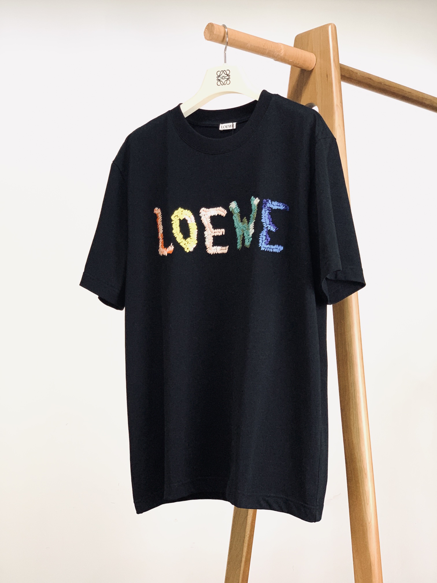 NO:432310,Loewe Rainbow letter embroidered short sleeves selected high-string pure cotton fabric to create, after the embryo is set before the embryo is dyed, and then it is set after the embryo is set after the high temperature is dyed!  The thickness, stretching and stretching are all finely processed, and the feel is soft and smooth!  The fabric texture is tight and even, and the feel is more delicate and soft!  The fabric feels smooth and soft. Imported Tajima machine embroidered letter logo, the embroidery thread is full cotton color original color pair!  Same style for men and women, the upper body effect is excellent ………………………………………………………………………………………………………………………………………………………………………………………………………………………………………………………………………………………………………………………………………………………………………………………………………………………………………………………………………………………………………………………………………………………………………………………………………………………………………………………………19860909Loewe 罗意威 彩虹字母刺绣短袖 甄选高支纯棉面料打造,出胚后经过前定 高温染色 后定而成！在手感 厚度 拉伸度 回伸度都进行了精细的处理 手感柔软顺滑！面料纹路股位紧密均匀 手感更加细腻柔软！面料手感光滑柔软.进口田岛机刺绣字母标识,刺绣线是全棉 颜色原版对染！男女同款,上身效果超赞 …………………………………………………… SizeS-XL,,loewe,loewe,T-shirt,alexander wang,Men's clothing