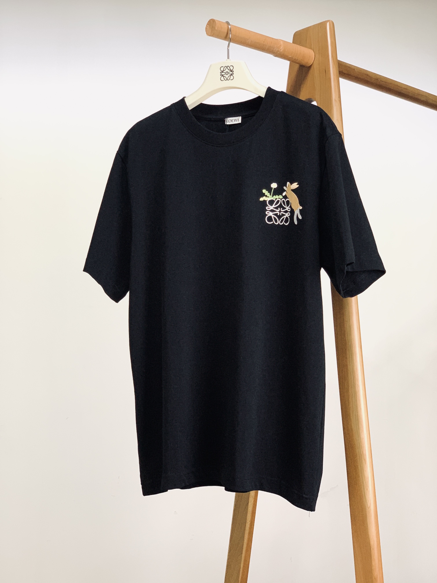 NO:432327,Loewe & SUNA FUJITA joint collaboration Rabbit T is decorated with rabbit with Anagram embroidery on the front. The pure black background is clean and neat, and the loose style is suitable for various figures. The shoulder-falling design weakens the shoulder lines, creating a casual and effortless slack feeling. The fabric is made of skin-friendly pure cotton, with soft and delicate touch, moderate thickness, comfortable and breathable for daily wear, and can firmly grasp the layering sense while layering. The simple but not simple texture hides the brand's precise control of 'high-end casual'. ……………………………………………………………………………………………………………………………………………………………………………………………………………………………………………………………………………………………………………………………………………………………………………………………………………………………………………………………………………………………………………………………………………………………………………………………………………………………………………………………………………………………………………………………………………………………………………………………………………………………………………………………………………………………………………………………………………………………………………………………………………………19860909Loewe 罗意威 & SUNA FUJITA联名合作款兔子T 正面饰有小兔子搭配 Anagram 刺绣.纯黑底色干净利落,宽松版型适配各种身材,落肩设计弱化肩部线条,营造随性不费力的松弛感.面料选用亲肤纯棉,触感柔软细腻,厚度适中,日常单穿舒适透气,叠穿也能稳稳拿捏层次感,简约却不简单的质感,藏着品牌对 “高级休闲” 的精准把控. …………………………………………………… SizeS-XL,,loewe,loewe,alexander wang,Men's clothing