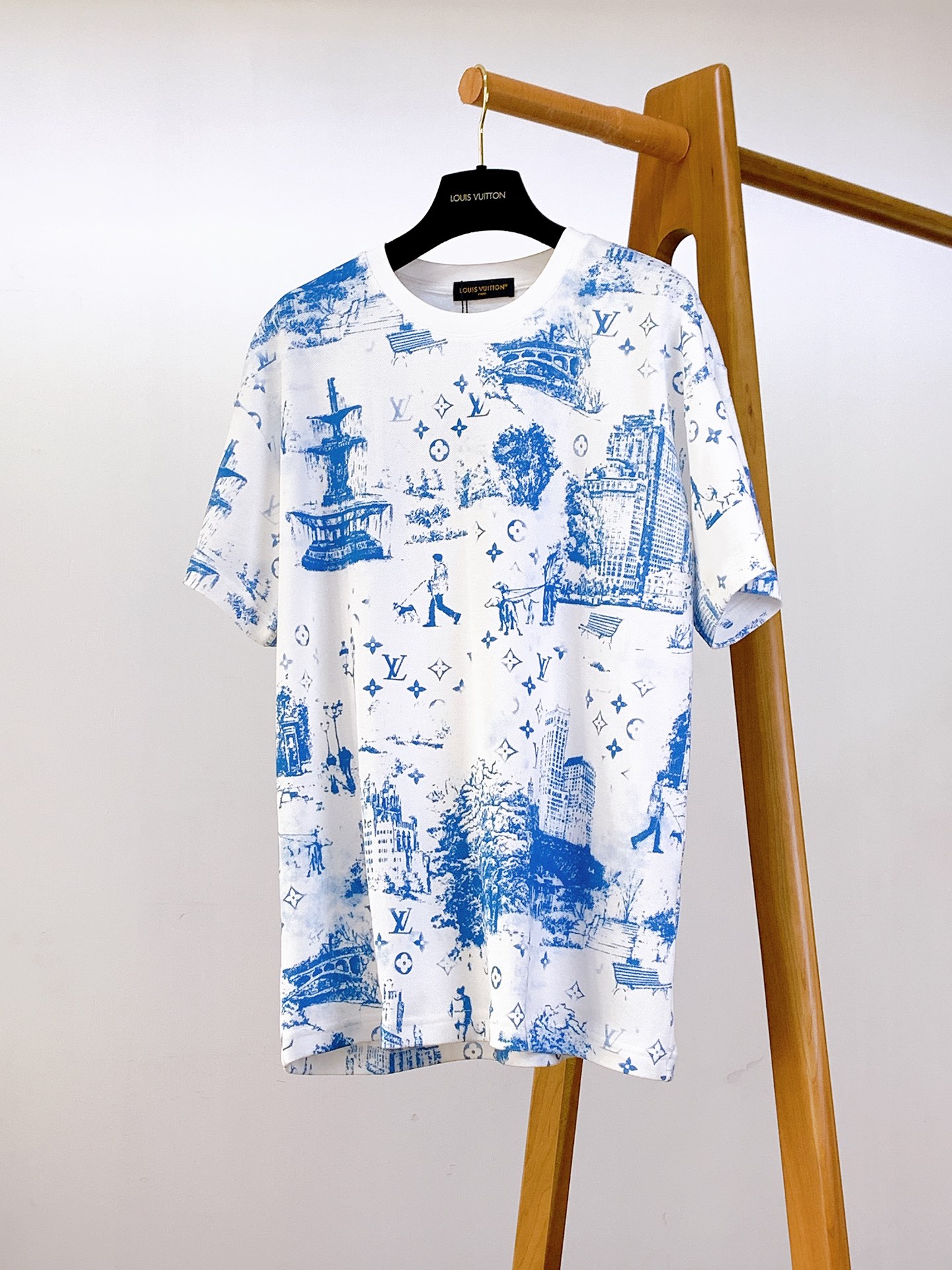 NO:432331,Louis Vuitton 2025SS Spring and Summer New Product New Hand-painted Printed Cotton Beaded Floor Short-Sleeve T-shirt Imported Pure Cotton Beaded Floor Fabric, breathable and comfortable, without losing its broadness Integrate Monogram City Walk pattern Depicting the dog walking scene in downtown New York with contrasting brushstrokes Injecting a modern atmosphere into the traditional Juyi prints, making daily styles reveal French meaning ……………………………………………………………………………………………………………………………………………………………………………………………………………………………………………………………………………………………………………………………………………………………………………………………………………………………………………………………………………………………………………………………………………………………………………………………………………………………………………………………………………………………………………………………………………………………………………………………………………………………………………………………………………………………………………………………………………………………………………………………………………………………………………………………………………19860909LouisVuitton 路易威登 2025SS春夏新品 新款手绘印花棉质珠地短袖T恤 进口纯棉质珠地面料,透气舒适,不失挺阔 融入Monogram City Walk图案 以撞色笔触描绘纽约市区的遛狗情景 为传统茹伊印花注入摩登气息 令日常造型流露法式意蕴 …………………………………………………… SizeS-XL,,louis vuitton,louis vuitton,T-shirt,tees，t-shirt,alexander wang,Men's clothing