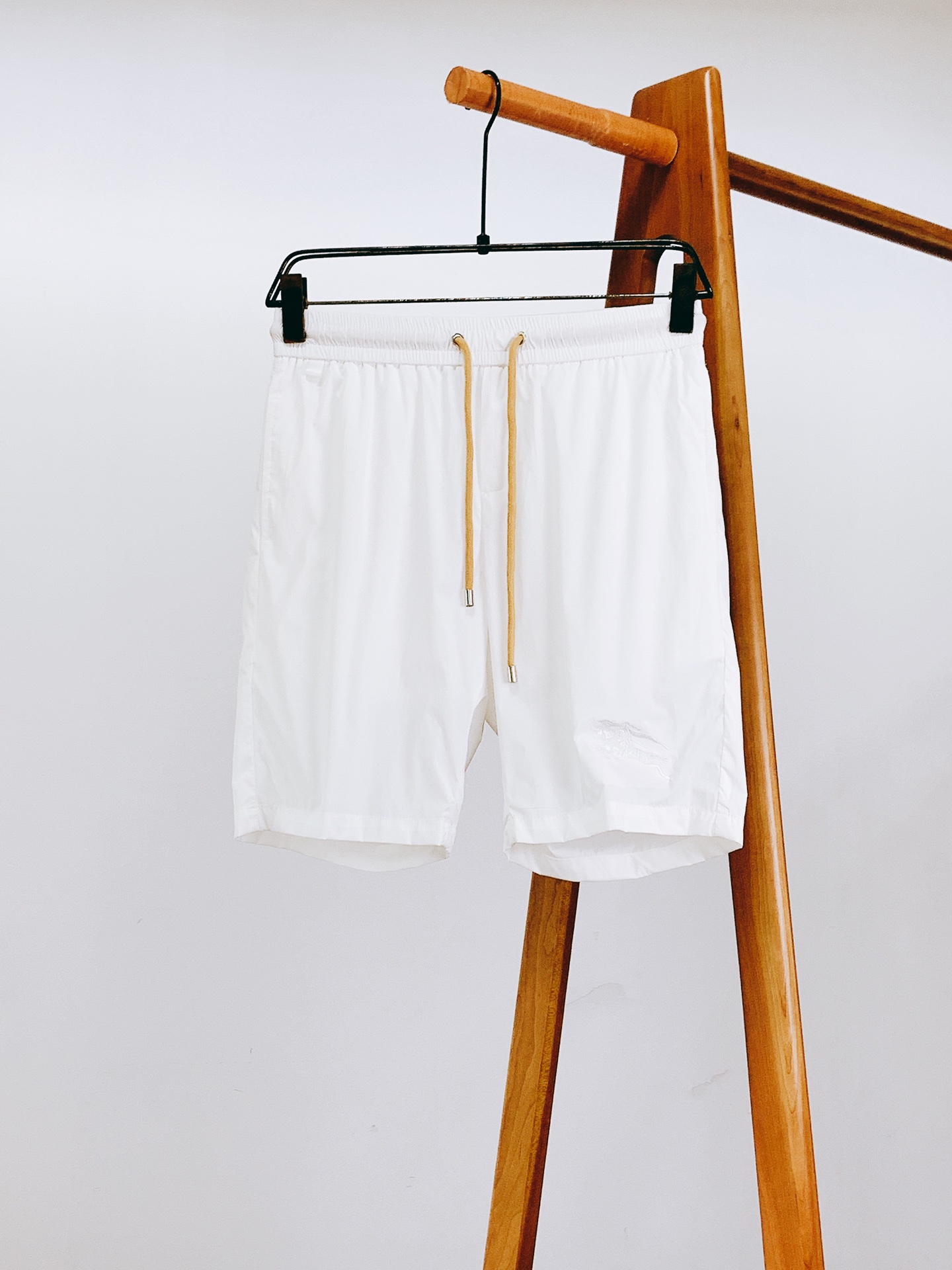 NO:432307,Burberry 2025SS spring and summer new product, horse embroidered casual shorts, fine channels, loose body regular design and cutting, both personalized and fashionable, and is born extraordinary!  Customer-supplied top-grade woven fabrics, with extremely delicate oily texture, high elastic recovery effect, wrinkle, wind and sun protection, breathable, comfortable and non-smooth. The color control is perfect, customer-supplied hardware and decorative accessories, matched with a novel style, highlighting the unique and fashionable style. …………………………………………………………………………………………………………………………………………………………………………………………………………………………………………………………………………………………………………………………………………………………………………………………………………………………………………………………………………………………………………………………………………………………………………………………………………………………………………………………………………………………………………………………………………………………………………………………………………………………………………………………………………………………………………………………………………………………………………………………………………………………………………………………………………………………………………………………………………………………………………………19860909Burberry 巴宝莉 2025SS春夏新品 战马刺绣休闲短裤,渠道精品,宽松体常规设计裁剪,兼具个性时尚范儿,与生俱来的不平凡！客供顶级梭织面料,极为细腻的油润质感,具有高弹性回复效果,抗皱防风防晒,透气舒适无闷热感.型色把控非常完美,客供五金装饰辅料,搭配构思新颖的风格,彰显个性时尚范儿. …………………………………………………… SizeM-3XL,,burberry,burberry,shorts,alexander wang,Men's clothing