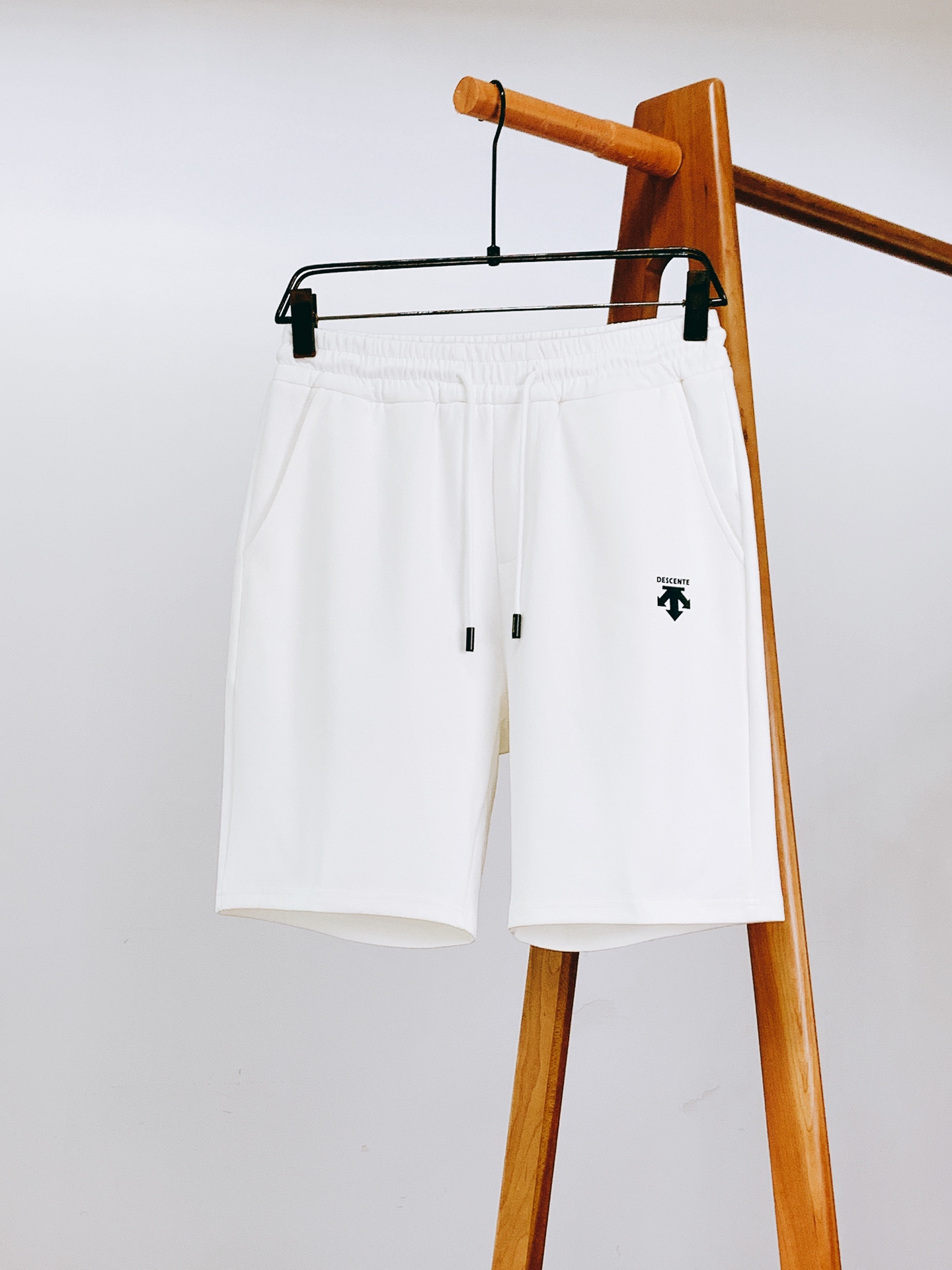 NO:432311,DESCENTE 2025SS Spring and Summer New Product Drawstring Casual Shorts, Double Knitted, Customized Fabrics, Customer-supplied Hardware Accessories~Webing Decoration on both sides. An indispensable essential item in spring and summer. In daily wear, reasonable shorts are both casual and comfortable. The ready-to-wear is stylish and comfortable, with a straight-tune design, making the pants both functional and retro, and two colors are available ……………………………………………………………………………………………………………………………………………………………………………………………………………………………………………………………………………………………………………………………………………………………………………………………………………………………………………………………………………………………………………………………………………………………………………………………………………………………………………………………………………………………………………………………………………………………………………………………………………………………………………………………………………………………………………………………………………………………………………………………………………………………………………………………………………………19860909DESCENTE 迪桑特 2025SS春夏新品 抽绳休闲短裤,双层针织,定制的面料,客供五金辅料～两侧织带装饰.春夏季中不可缺少的必备单品,在日常穿搭中,合理的短裤穿搭,即休闲又舒适.成衣有型又舒适,直筒版型设计,让裤子穿起来既有功能性又复古,两色可选 …………………………………………………… SizeM-3XL,,shorts,alexander wang,Men's clothing