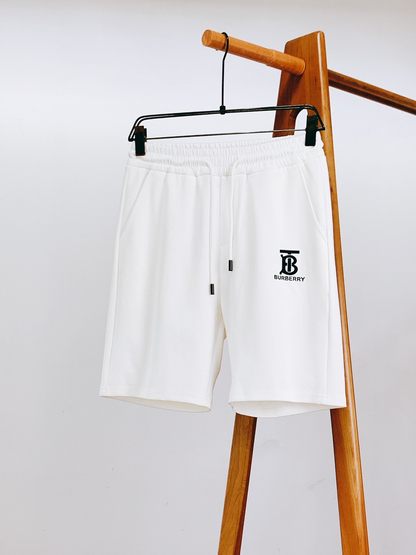 NO:432301,Burberry 2025SS spring and summer new product drawstring casual shorts Fashion series, unique design, drawstring casual trousers Start ordering dyeing and spinning. A large domestic manufacturer exports to Japan and supplies fabrics from several top brands. It has a soft and glutinous feel, is quite wide and stylish, solving the problem of washing and discoloration. The trousers are neat and atmospheric ……………………………………………………………………………………………………………………………………………………………………………………………………………………………………………………………………………………………………………………………………………………………………………………………………………………………………………………………………………………………………………………………………………………………………………………………………………………………………………………………………………………………………………………………………………………………………………………………………………………………………………………………………………………………………………………………………………………………………………………………………………………………………………………………………………………………………………………………………19860909Burberry 巴宝莉 2025SS春夏新品 抽绳休闲短裤 时尚系列,独特设计,抽绳休闲长裤 订纱开始订染和订纺. 国内某大厂出口日本 和供应几大顶级品牌的面料. 手感软糯 , 挺阔有型 , 解决 , 洗涤变色的问题. 裤型利落大气 …………………………………………………… SizeM-3XL,,burberry,burberry,shorts,alexander wang,Men's clothing