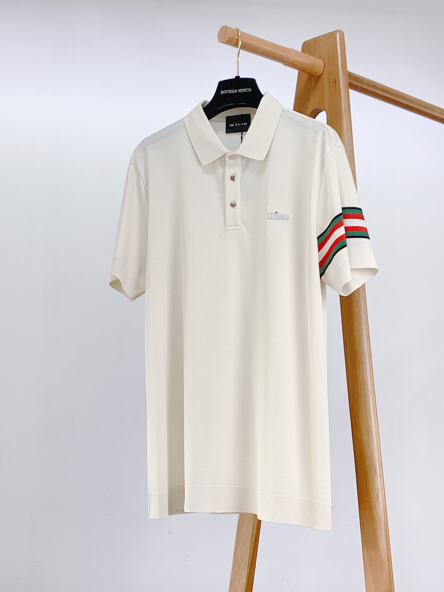 NO:432296,Kiton Christ Greed 2025SS Spring and Summer New Products Channel's Premium Products!  !  !  The best lapel T-shirt this year, close your eyes and enter!  Custom-made fabrics are designed to meet various quality controls and detailed controls. Such weight and value really require careful consideration to be carefully crafted and slowly to create a perfect effect of creating a straight and straight silhouette. The grade revealed by texture is by no means comparable to ordinary T-shirts. Exquisite work is not perfunctory. The taste and temperament that are always revealed in behavior!  The upper body is handsome and charming!  ……………………………………………………………………………… Size48-56,,tees,t-shirt,alexander wang19860909Kiton 基督恩 2025SS春夏新品 渠道的精品狠货！！！ 今年最好看的翻领T恤 闭眼入！ 客供定制面料打造 满足各种品质控 细节控 这样的分量与价值真的是需要细琢慢究 成完美缔造胸挺立廓的效果 质感所流露的档次绝非一般T恤可比 精工细作并非敷衍了事 举止之间时刻流露出的品味及气质！ 上身帅气迷人！ …………………………………………………… Size48-56,,tees，t-shirt,alexander wang,Men's clothing