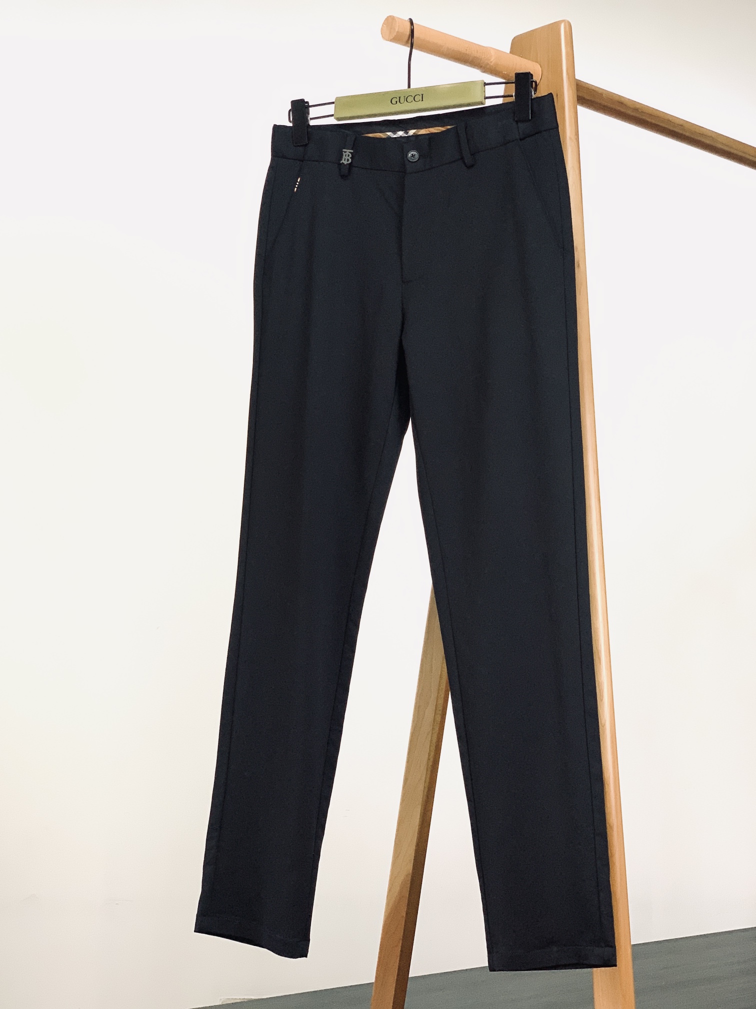 NO:438935,Burberry 2025SS spring and summer new products, men's fashionable casual pants, selected high-quality fabrics, close-fitting and comfortable, unique design, creating a simple line feel, the style is not picky, customer-supplied hardware and decoration accessories, precision needle embroidery logo, exquisite craftsmanship, super positive style, excellent upper body effect, two colors available ………………………………………………………………………………………………………………………………………………………………………………………………………………………………………………………………………………………………………………………………………………………………………………………………………………………………………………………………………………………………………………………………………………………………………………………………………………………………………………………………………………………………………………………………………………………………………………………………………………………………………………………………………………………………………………………………………………………………………………………………………………………………………………………………………………………………………………………………………………………………19860909Burberry 巴宝莉 2025SS春夏新品 男士时尚休闲裤,臻选优质面料打造,贴身舒适,独特设计,缔造简约线条感,版型不挑人,客供五金装饰辅料,精工密针刺绣标识,工艺精湛,版型超正,上身效果极佳,两色可选 …………………………………………………… Size30-40,,burberry,burberry,alexander wang,Men's clothing