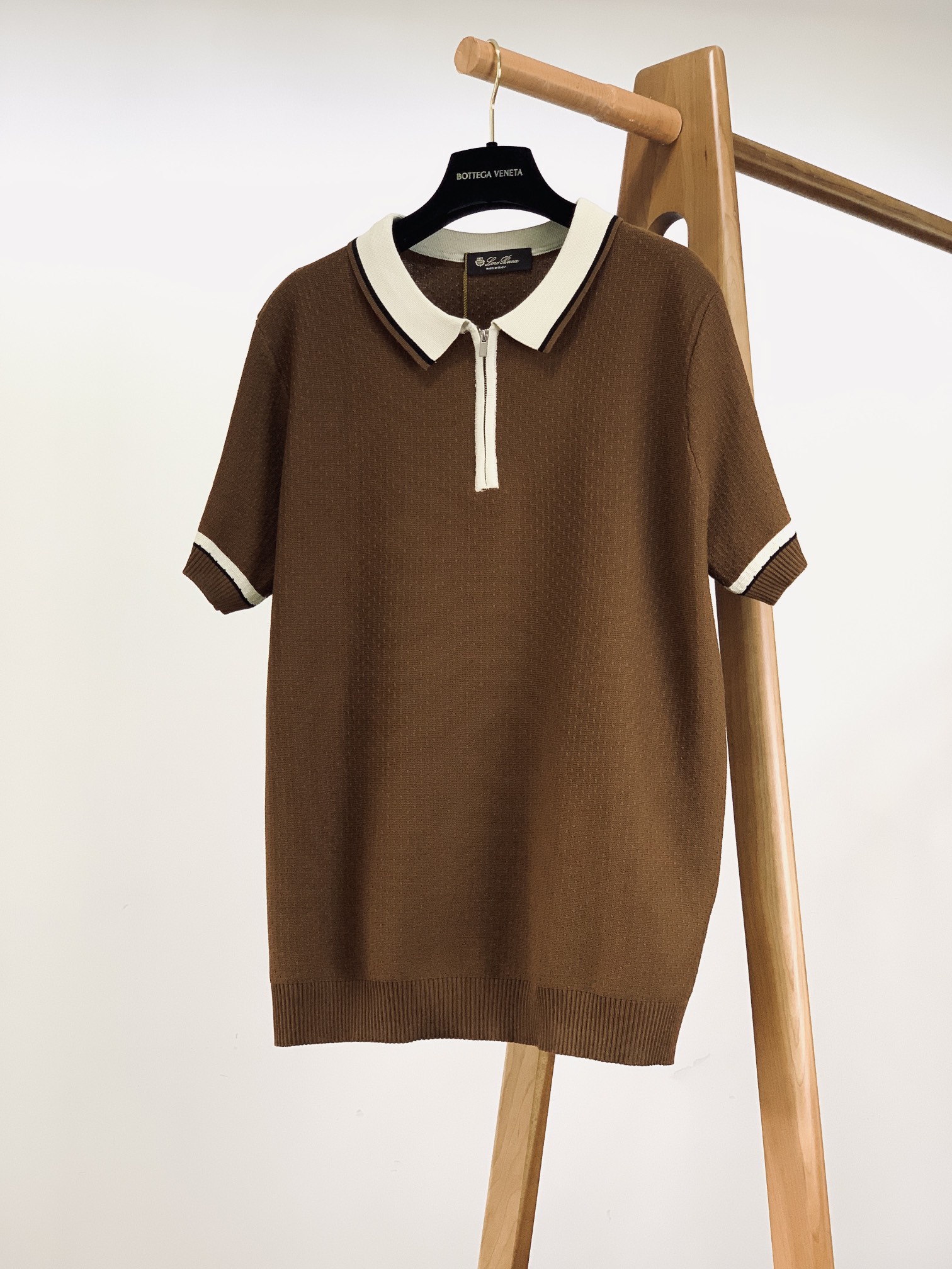 NO:439021,LoroPiana L.P 1975SS spring and summer new product semi-zipper lapel POLO shirt. Summer textured ceiling. Special woven texture, delicate pores visible to the naked eye. It is not comparable to ordinary light knitted knitting!  The touch is soft and glutinous. It feels soft and glutinous. It is wrapped in close-fitting like a cloud, breathable and not sweaty. It is so open-minded in summer~ The collar ring/cuff contrasting edge triple color matching, the layering is full, simple but not monotonous!  The half-open zipper metal zipper head has a texture that is smooth, easy to put on and take off, and it has a relaxed and casual touch. Commuter/casual switching is stress-free~ The splicing of the neckline and cuffs are as thin as 'invisible', and there is no unnecessary thread head at all!  The ribbed hem is closed, the elasticity is just right. The labels and lists are all low-key and noble. LP classic logo embellishes, and it is certified to 'texture player' when you go out~ ………………………………………………………………………………………………………………………………………………………………………………………………………………………………………………………………………………………………………………………………………………………………………………………………………………………………………………………………………………………………………………………………………………………19860909LoroPiana L.P 1975SS春夏新品 半拉链翻领POLO衫.夏日质感天花板 特殊编织纹理,肉眼可见的细腻气孔 不是普通光板针织能比的！ 上手触感软糯又有筋骨,贴身穿像被云朵轻轻裹住,透气不闷汗,夏天穿简直开挂～ 领圈/袖口撞色边三重配色,层次感拉满,简约但绝不单调！ 半开拉链金属拉链头质感在线,拉合顺滑,穿脱方便还自带松弛随性感,通勤/休闲切换无压力～ 领口、袖口的拼接处,针脚细密得像“隐形”,完全看不到多余线头！下摆罗纹收口,弹力恰到好处 标签、挂牌都透着低调贵气, LP 经典 Logo 点缀,穿出门就是“质感玩家”认证～ …………………………………………………… SizeM-3XL,,loro piana,loro piana,alexander wang,Men's clothing