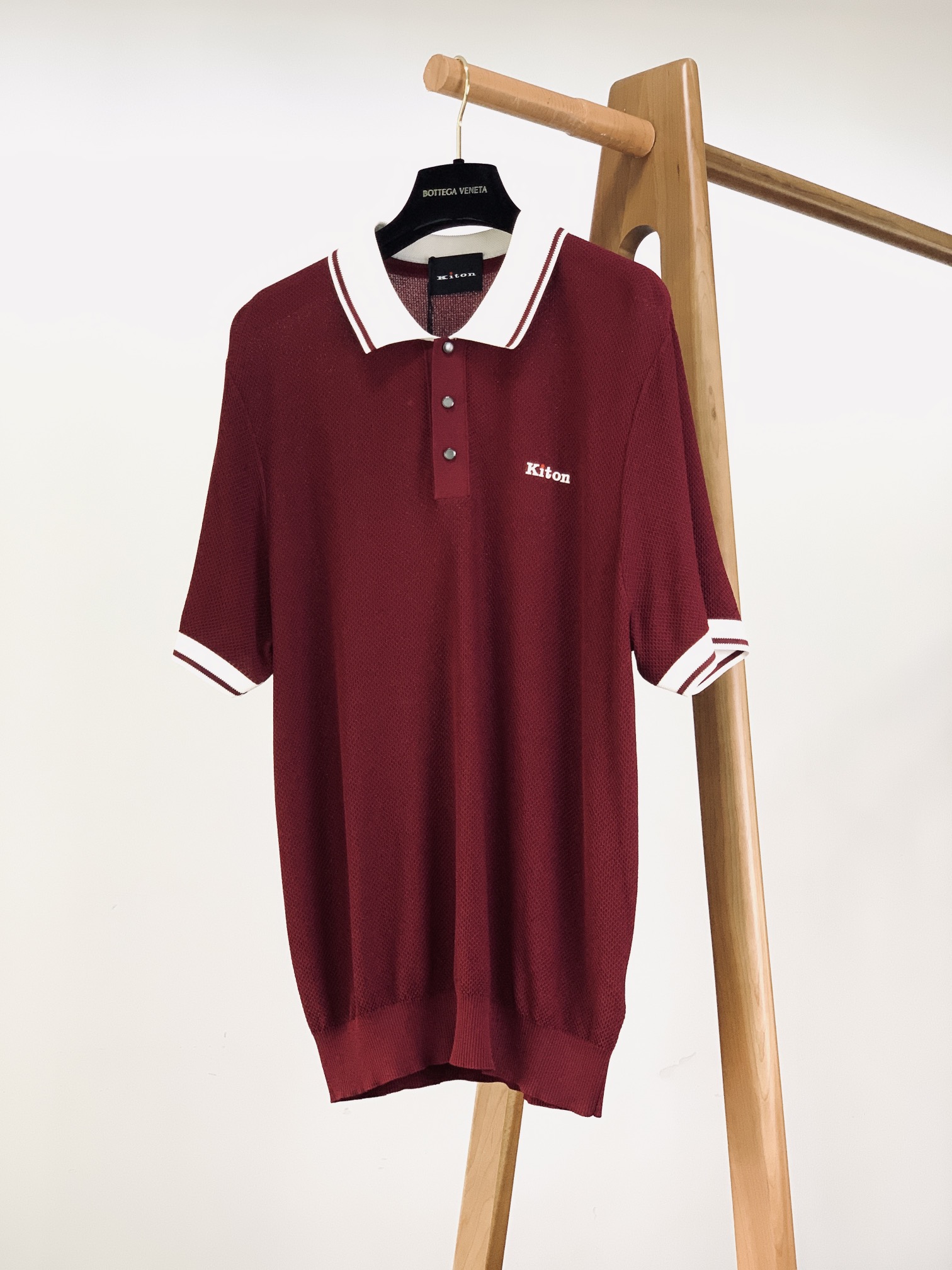 NO:438966,Kiton Christ Greed 2025SS Spring and Summer New Products Channel's Premium Products!  !  !  The best lapel T-shirt this year, close your eyes and enter!  Custom-made fabrics are designed to meet various quality controls and detailed controls. Such weight and value really require careful consideration to be carefully crafted and slowly to create a perfect effect of creating a straight and straight silhouette. The grade revealed by texture is by no means comparable to ordinary T-shirts. Exquisite work is not perfunctory. The taste and temperament that are always revealed in behavior!  The upper body is handsome and charming!  ……………………………………………………………………………… Size48-56,,tees,t-shirt,alexander wang19860909Kiton 基督恩 2025SS春夏新品 渠道的精品狠货！！！ 今年最好看的翻领T恤 闭眼入！ 客供定制面料打造 满足各种品质控 细节控 这样的分量与价值真的是需要细琢慢究 成完美缔造胸挺立廓的效果 质感所流露的档次绝非一般T恤可比 精工细作并非敷衍了事 举止之间时刻流露出的品味及气质！ 上身帅气迷人！ …………………………………………………… Size48-56,,tees，t-shirt,alexander wang,Men's clothing