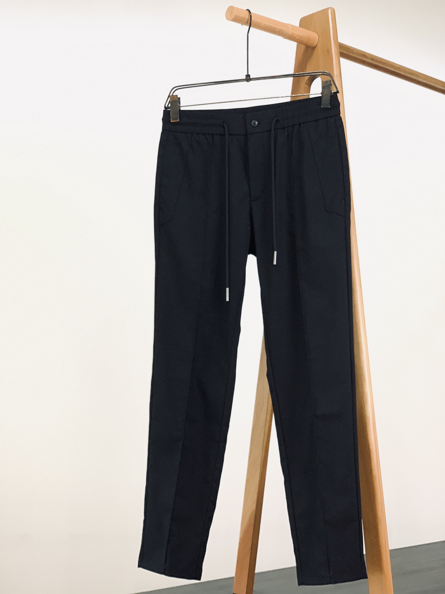 NO:439015,Ermenegildo Zegna 2025SS Spring and Summer New Product Casual Straight-Legging Pants... Customized Fabric. The upper body is very good. A very difficult item to find. The brand hardware logo can be recognized at a glance. The silhouette and fabric can be worn all year round!  It can be matched with any shoes, and can be matched with the same brand top. The texture is enhanced, lazy and high-end, and it is very suitable for going out. Four colors are available …………………………………………………………………………………………………………………………………………………………………………………………………………………………………………………………………………………………………………………………………………………………………………………………………………………………………………………………………………………………………………………………………………………………………………………………………………………………………………………………………………………………………………………………………………………………………………………………………………………………………………………………………………………………………………………………………………………………………………………………………………………………………………………………………………………………………………………………………………………………………………………………………………………………………………………………………………………………19860909Ermenegildo Zegna 杰尼亚 2025SS春夏新品 休闲直筒裤….定制面料. 上身很好. 非常难寻的单品,品牌五金标识展现一眼就能认出,廓形和面料,上身一年四季都可以穿！搭配任何鞋子都可以,可以搭配同品牌上衣,质感提升,慵懒又高级,太适合出门穿搭了.四色可选 …………………………………………………… SizeS-XXL,,zegna,alexander wang,Men's clothing